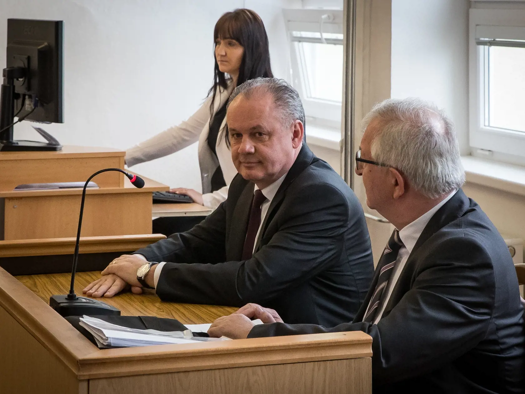 Prezident SR Andrej Kiska vypovedal na Okresnom súde v Poprade vo veci sporného pozemku v katastri obce Veľký Slavkov. Na snímke zľava je Andrej Kiska a jeho obhájca Ján Mazák.