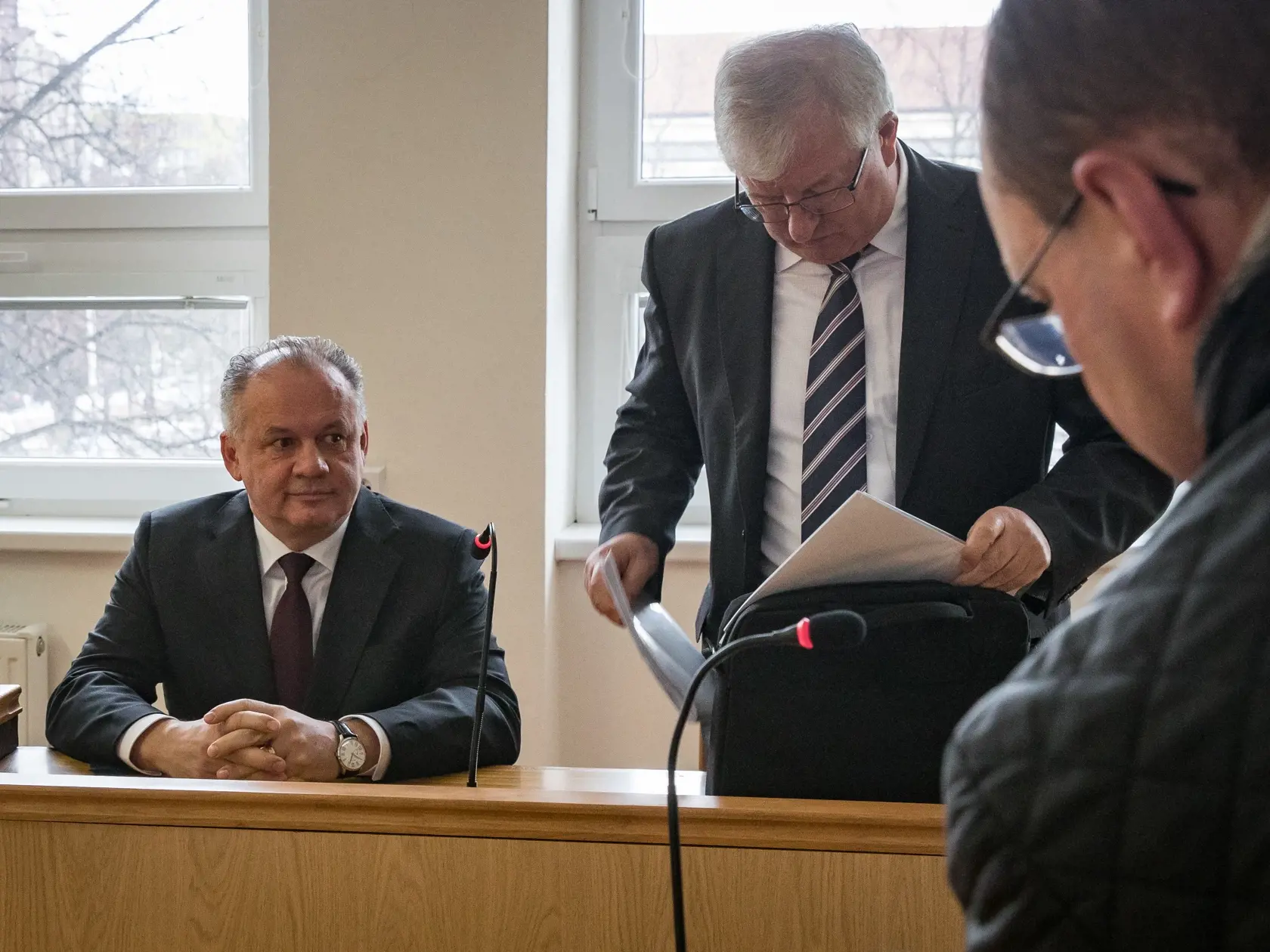 Prezident SR Andrej Kiska vypovedal na Okresnom súde v Poprade vo veci sporného pozemku v katastri obce Veľký Slavkov. Na snímke zľava je Andrej Kiska a jeho obhájca Ján Mazák.