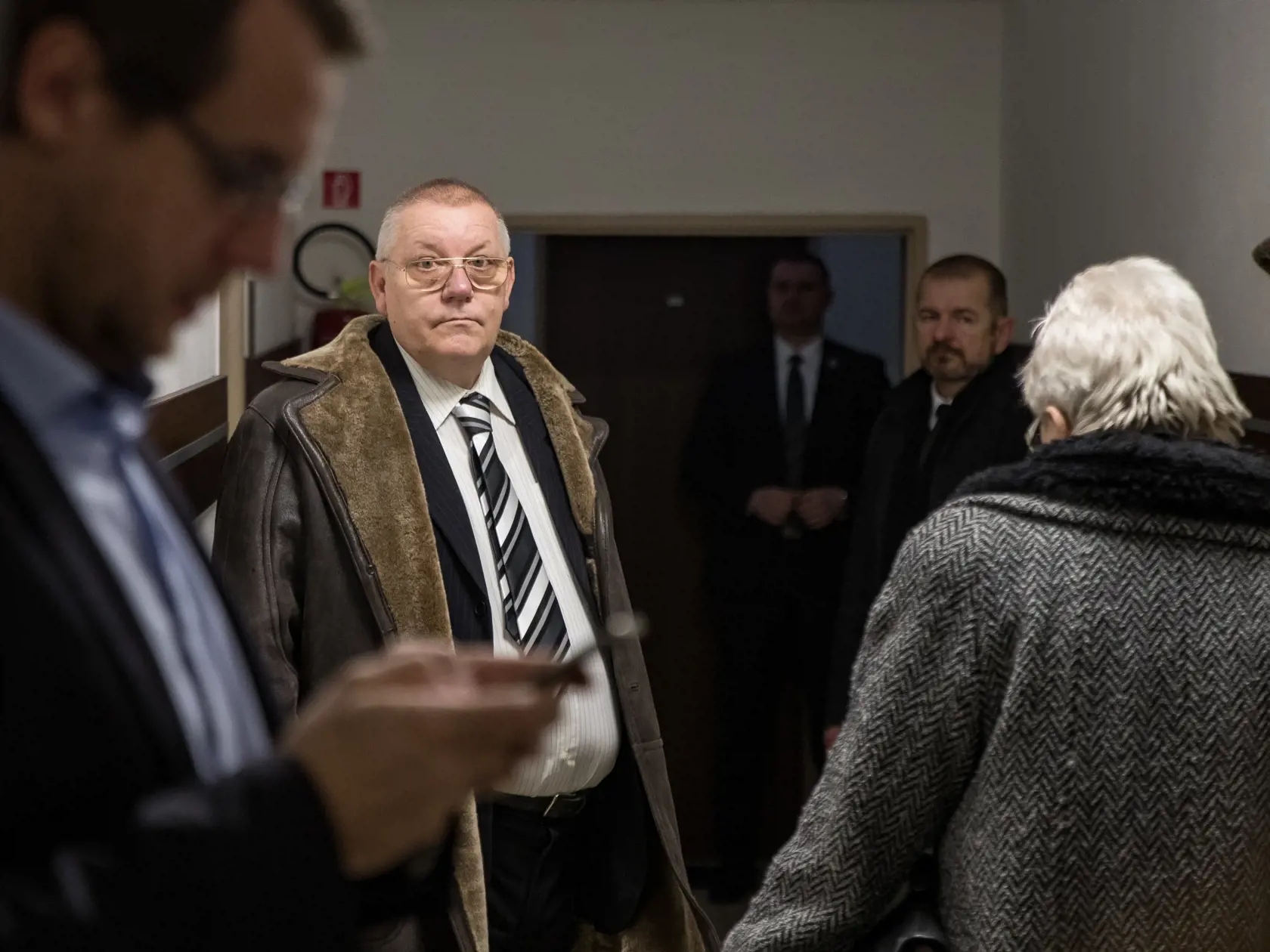 Prezident SR Andrej Kiska vypovedal na Okresnom súde v Poprade vo veci sporného pozemku v katastri obce Veľký Slavkov. Na snímke v bielej košeli je žalujúci bývalý majiteľ pozemku Ján Franc.