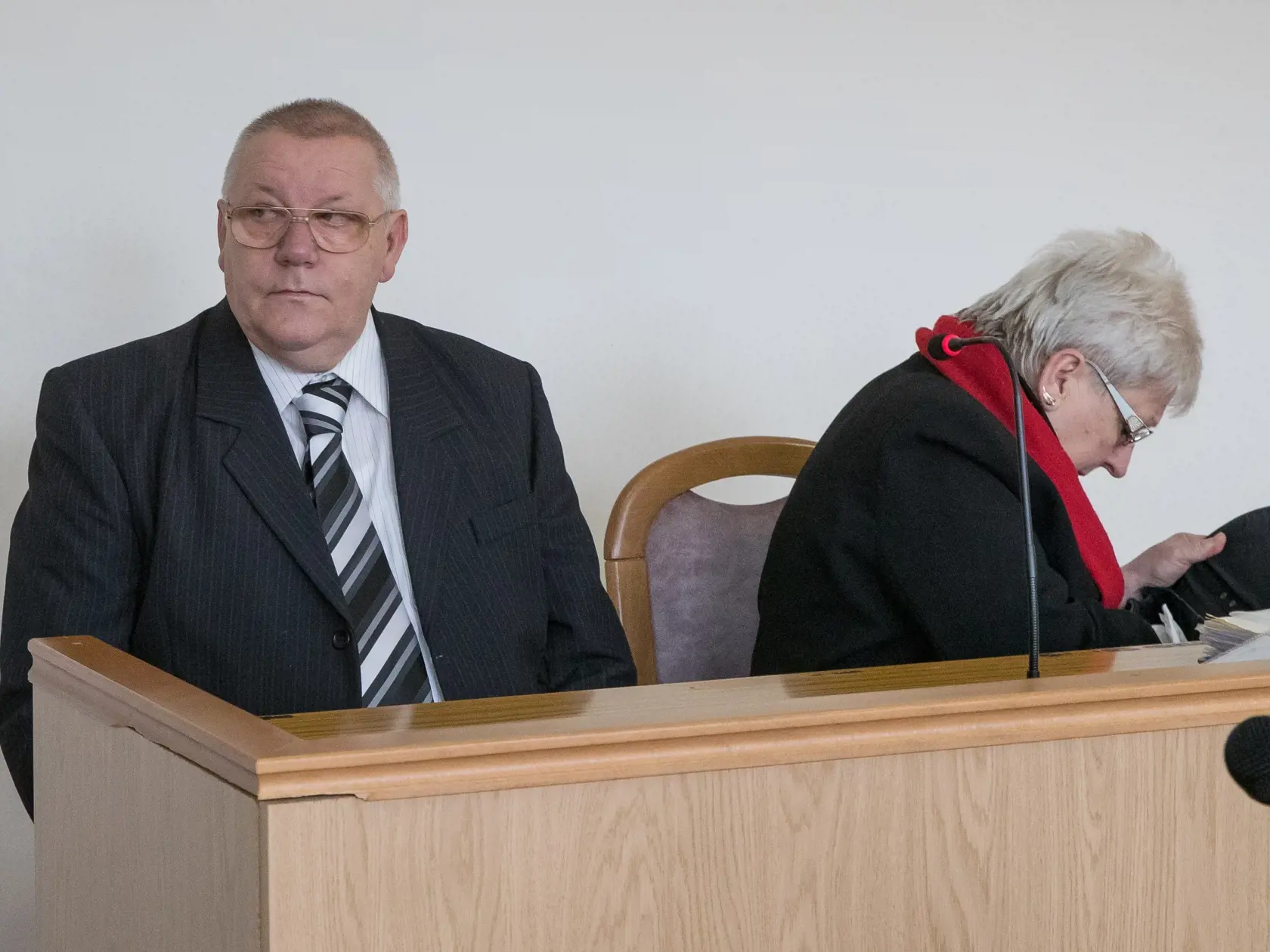 Prezident SR Andrej Kiska vypovedal na Okresnom súde v Poprade vo veci sporného pozemku v katastri obce Veľký Slavkov. Na snímke v bielej košeli je žalujúci bývalý majiteľ pozemku Ján Franc.