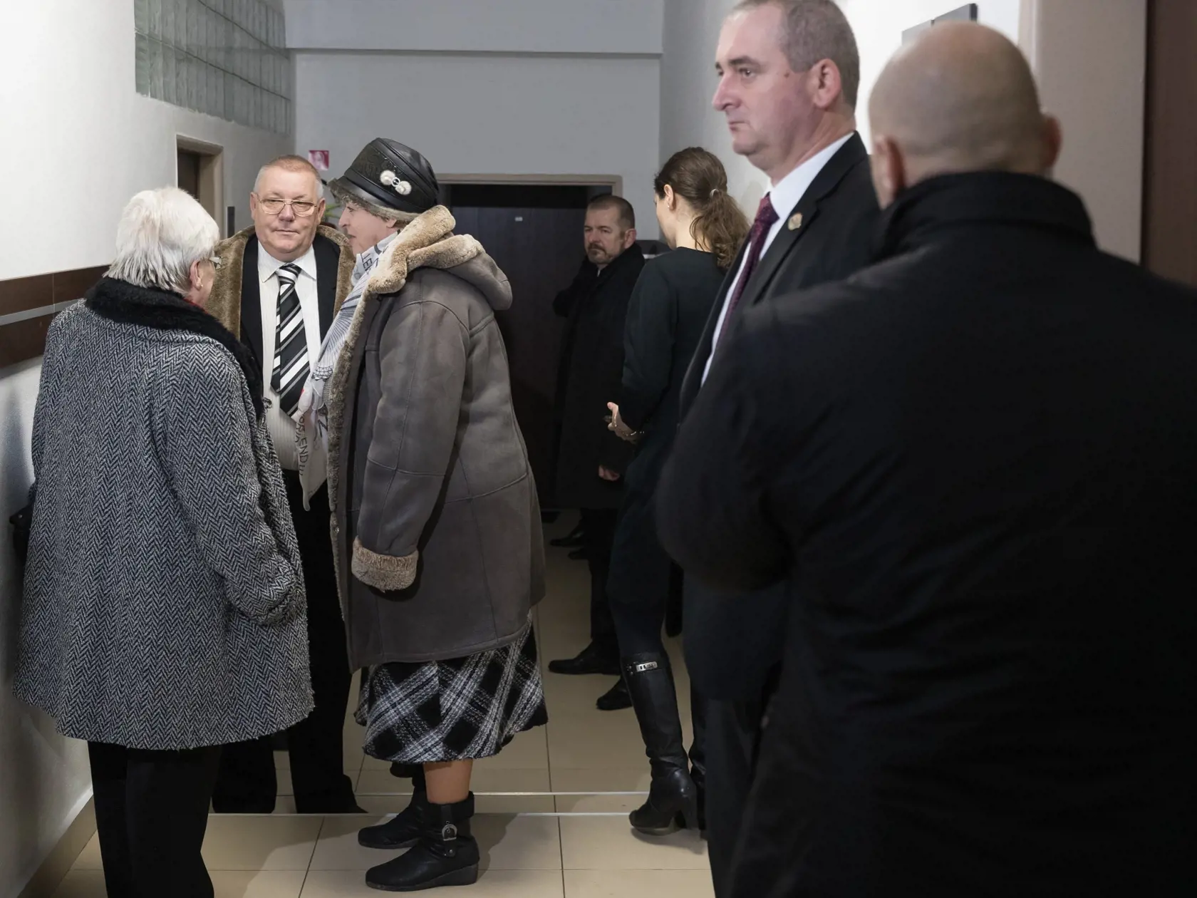 Prezident SR Andrej Kiska vypovedal na Okresnom súde v Poprade vo veci sporného pozemku v katastri obce Veľký Slavkov. Na snímke v bielej košeli je žalujúci bývalý majiteľ pozemku Ján Franc.
