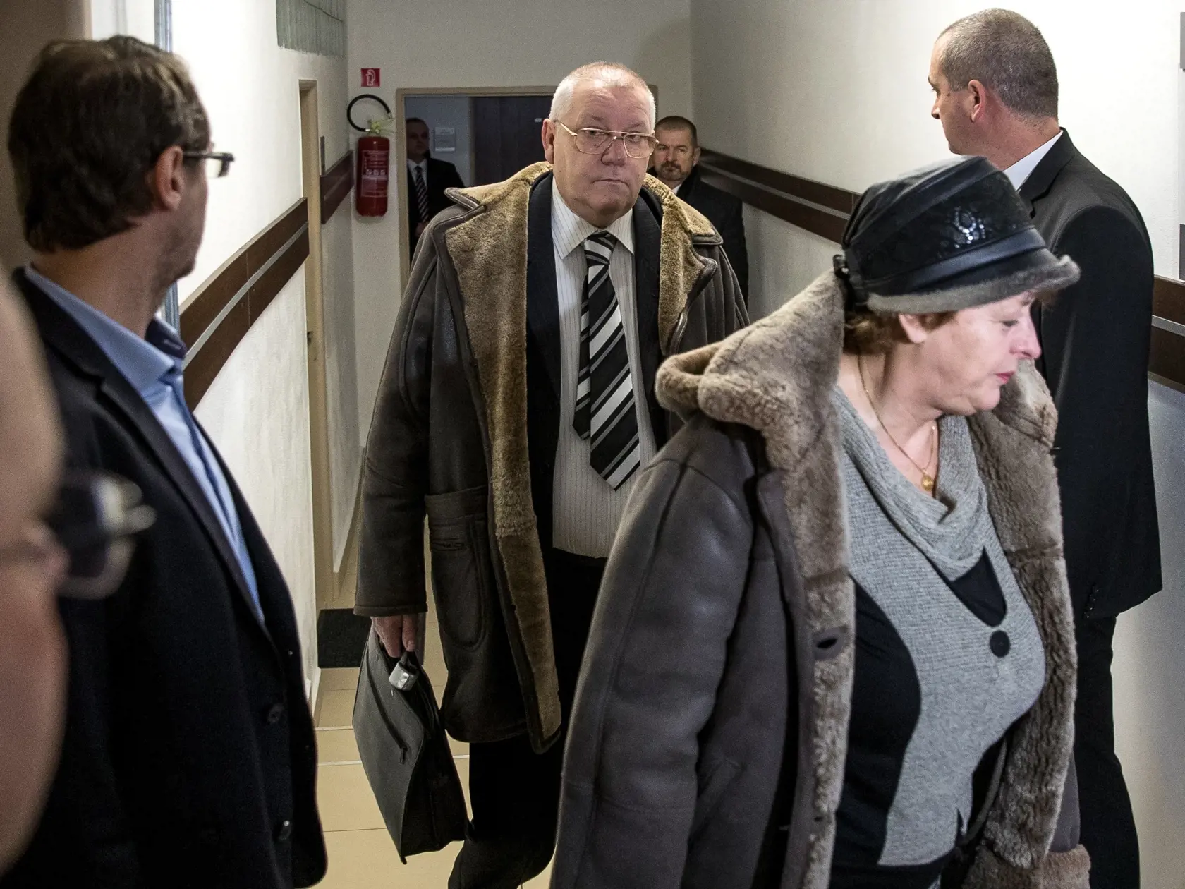 Prezident SR Andrej Kiska vypovedal na Okresnom súde v Poprade vo veci sporného pozemku v katastri obce Veľký Slavkov. Na snímke v bielej košeli je žalujúci bývalý majiteľ pozemku Ján Franc.