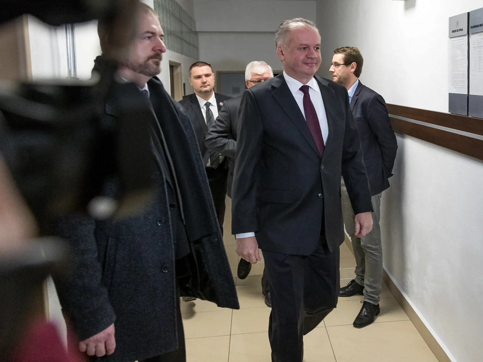 Prezident SR Andrej Kiska vypovedal na Okresnom súde v Poprade vo veci sporného pozemku v katastri obce Veľký Slavkov.