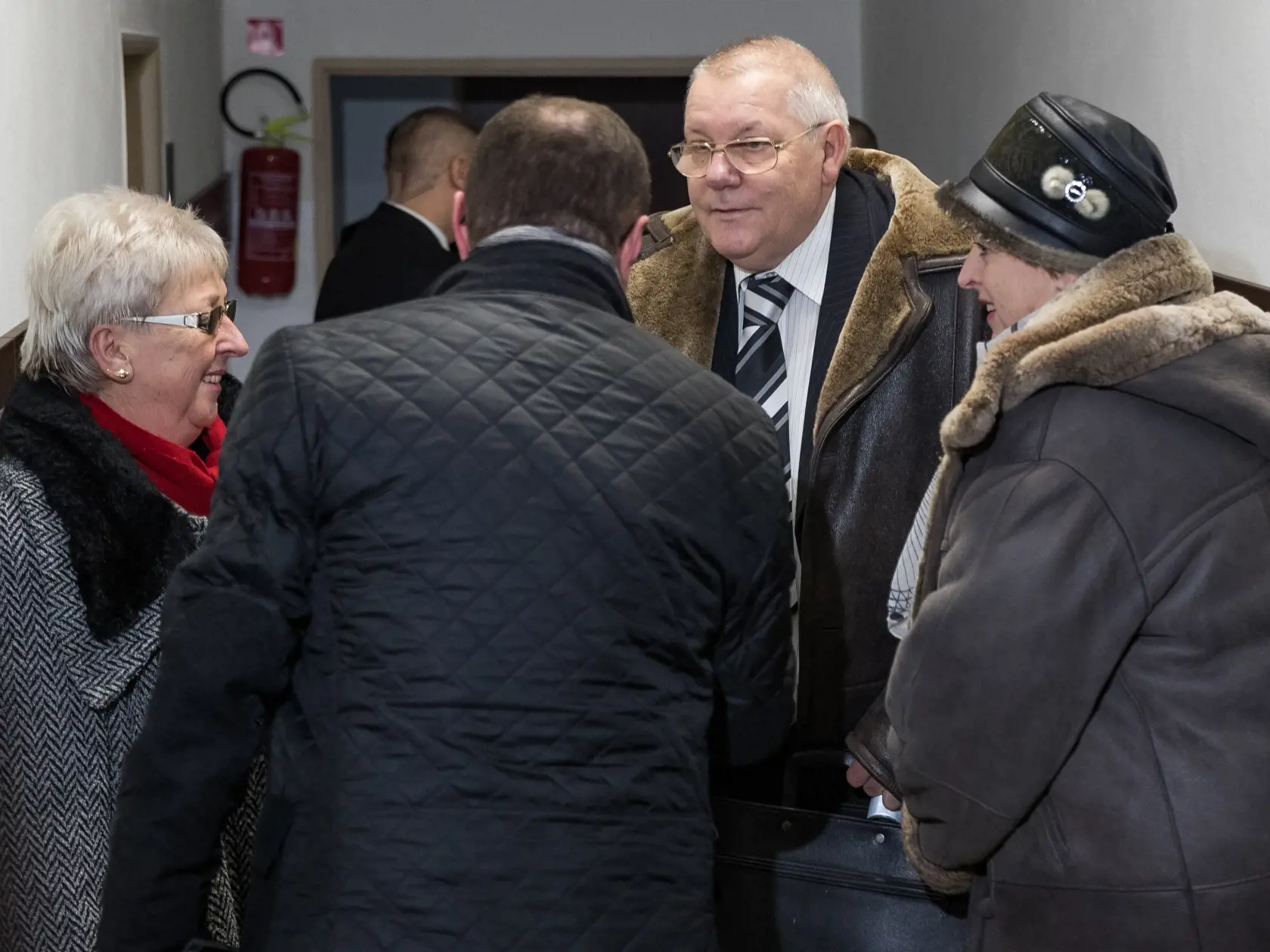 Prezident SR Andrej Kiska vypovedal na Okresnom súde v Poprade vo veci sporného pozemku v katastri obce Veľký Slavkov. Na snímke v bielej košeli je žalujúci bývalý majiteľ pozemku Ján Franc.
