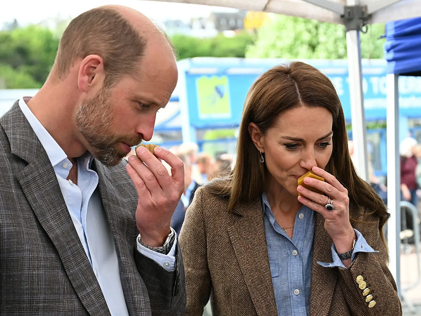 Princ William a princezná Kate na kráľovskej návšteve v Škótsku, kde si pozreli aj ovoňali miestne produkty.