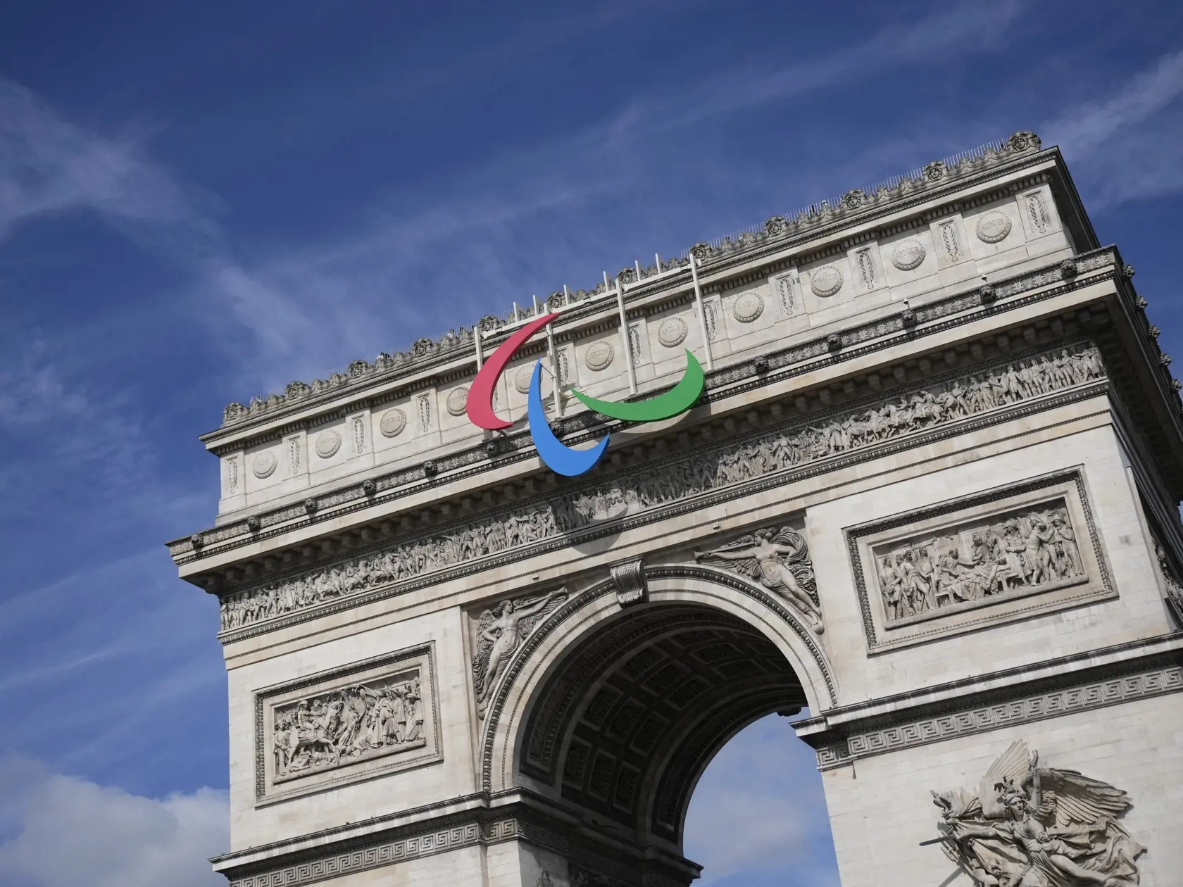 Symbol letných paralympijských hier visí na Víťaznom oblúku v piatok 28. júna 2024 v Paríži. Paralympijské hry 2024 v Paríži sa budú konať od 28. augusta do 8. septembra.