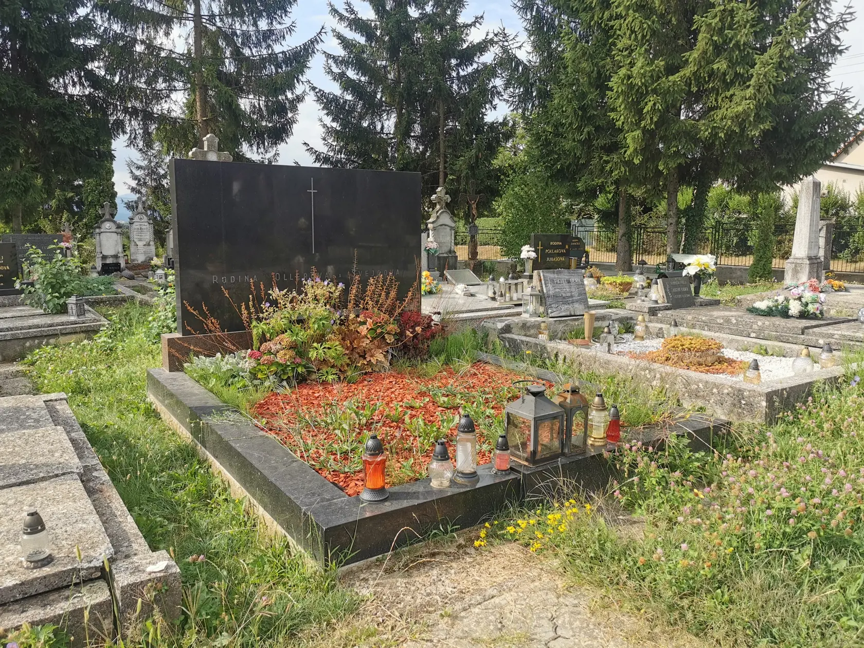 Na náhrobnom kameni je len veľmi jednoduchý nápis.