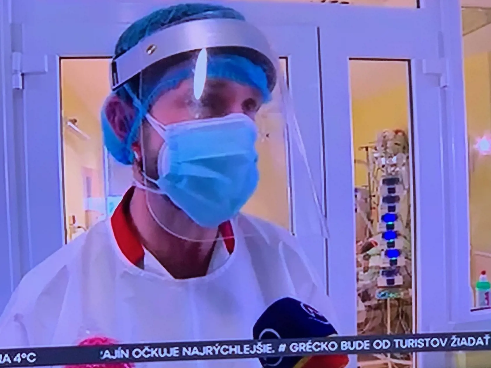 Gabriela Kajtárová navštívila lekárov na covidovom oddelení na bratislavských Kramároch. Na snímke lekár Peter Sabaka, ktorý sa o pacientov stará s obrovskou dávkou ľudskosti.
