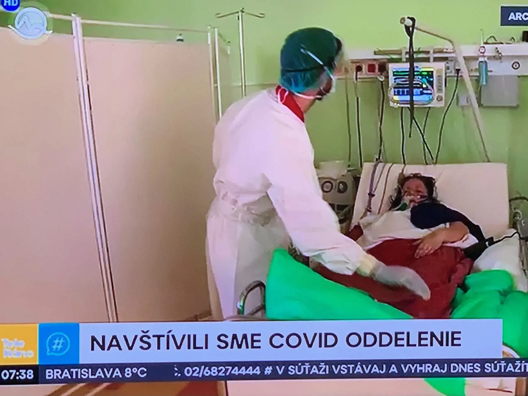 Gabriela Kajtárová navštívila lekárov na covidovom oddelení na bratislavských Kramároch. Na snímke lekár Peter Sabaka.