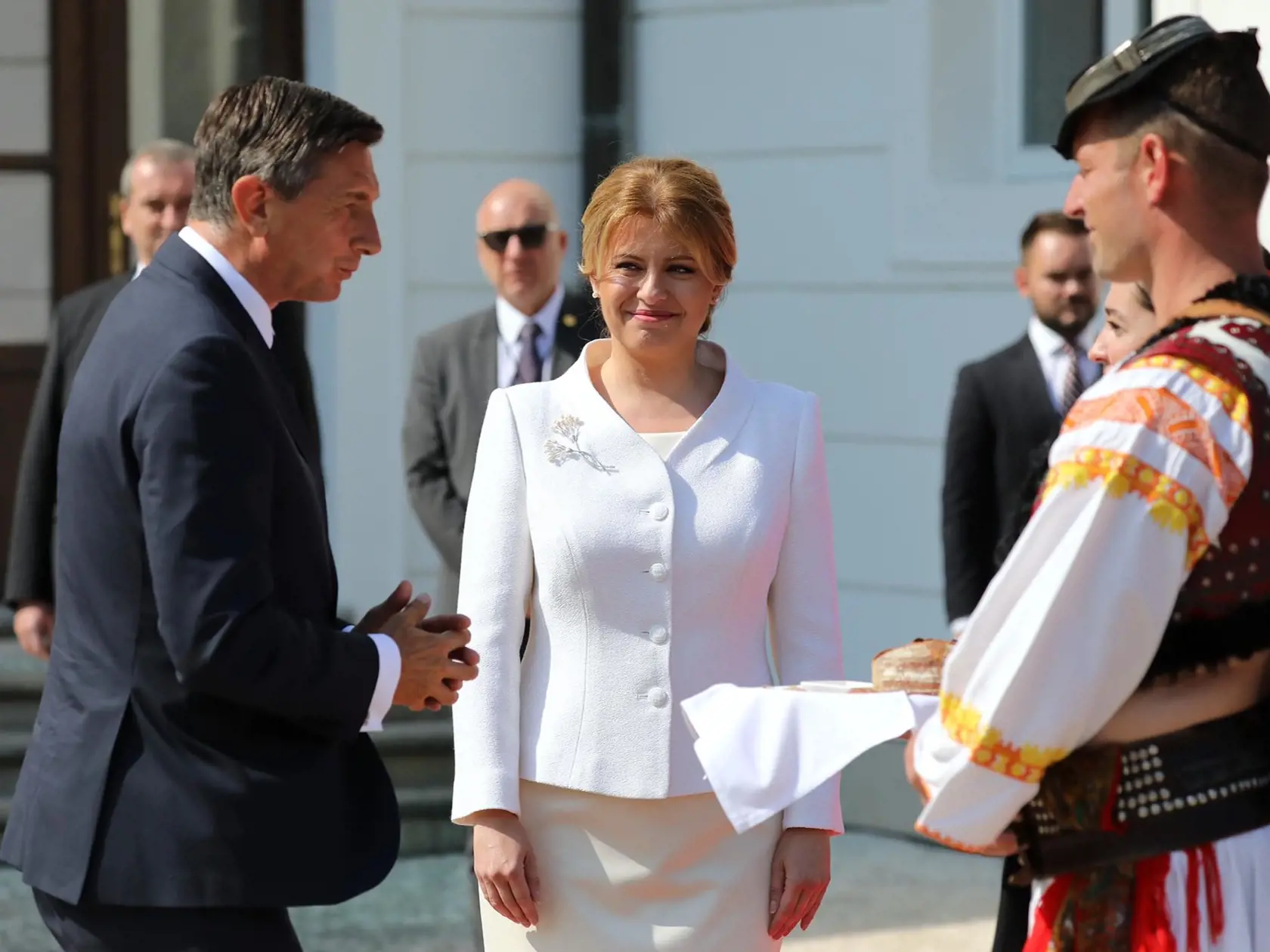 Pohľad úkosom, aj ten ej príznačný pre slovenskú prezidentku.