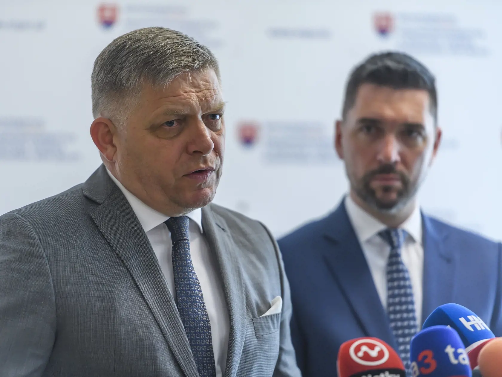 Na snímke zľava predseda vlády SR Robert Fico (Smer-SD) a minister pôdohospodárstva a rozvoja vidieka SR Richard Takáč (Smer-SD) počas tlačovej konferencie  po spoločnom pracovnom rokovaní na tému: Pol roka po voľbách - odpočet plnenia programového vyhlásenia vlády SR v oblasti pôdohospodárstva a plány na najbližšie obdobie.