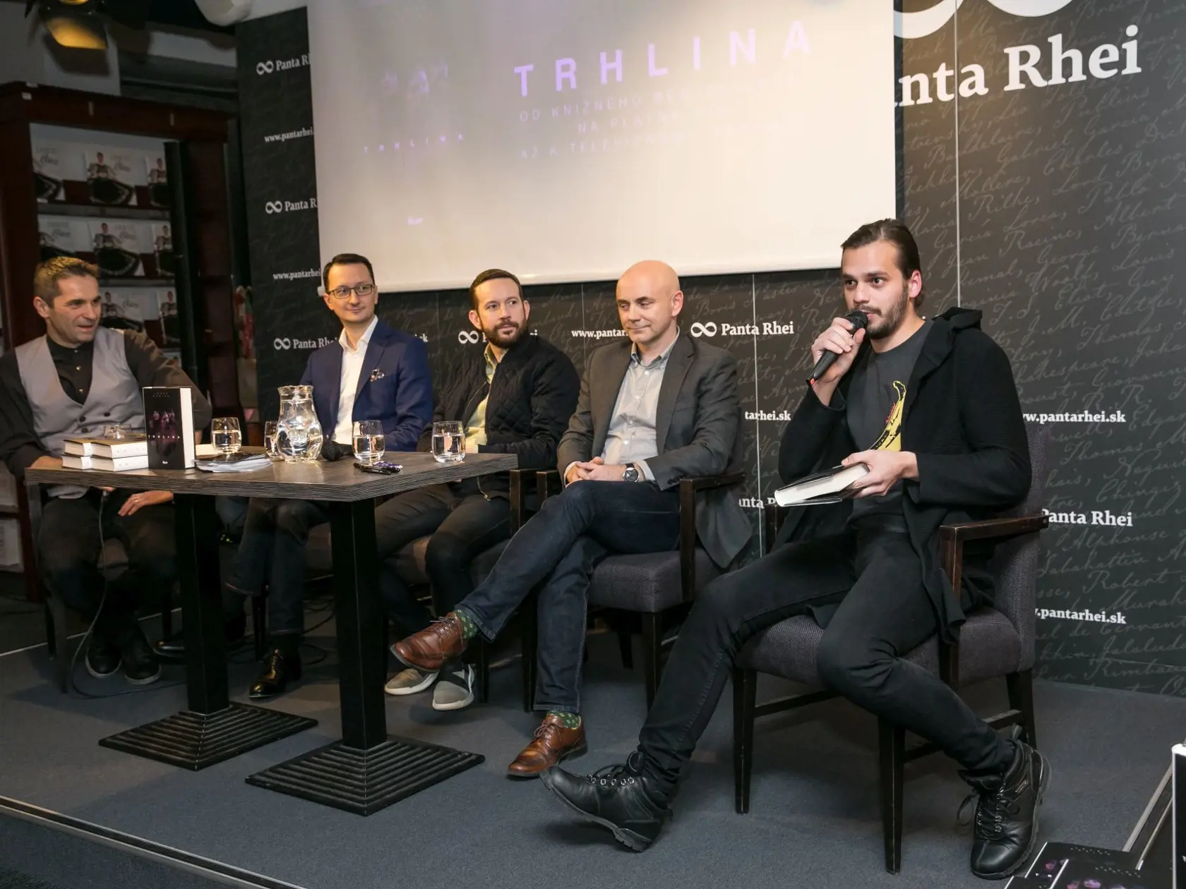 Na tlačovej konferencii Jozef Karika rozprával o svojich kninách.