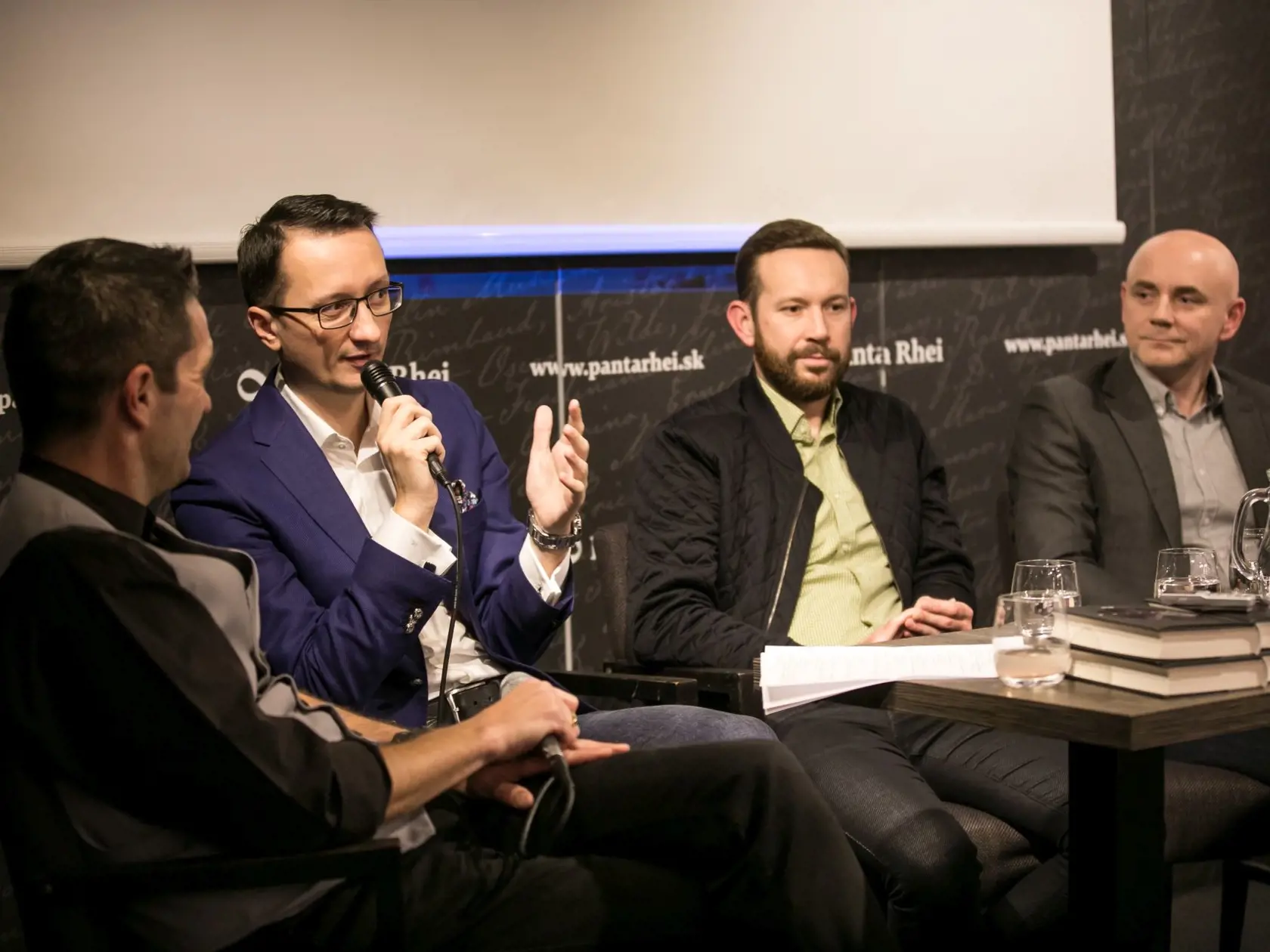 Na tlačovej konferencii Jozef Karika rozprával o svojich kninách.