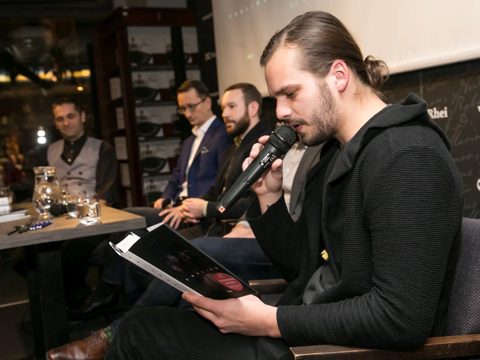 Spisovateľ Jozef Karika (40), autor kníh s mafiánskou tematikou či hororových príbehov, z ktorých doslova tuhne krv v žilách, sa už budúci rok v januári dočká filmového spracovania svojho knižného trháku Trhlina.