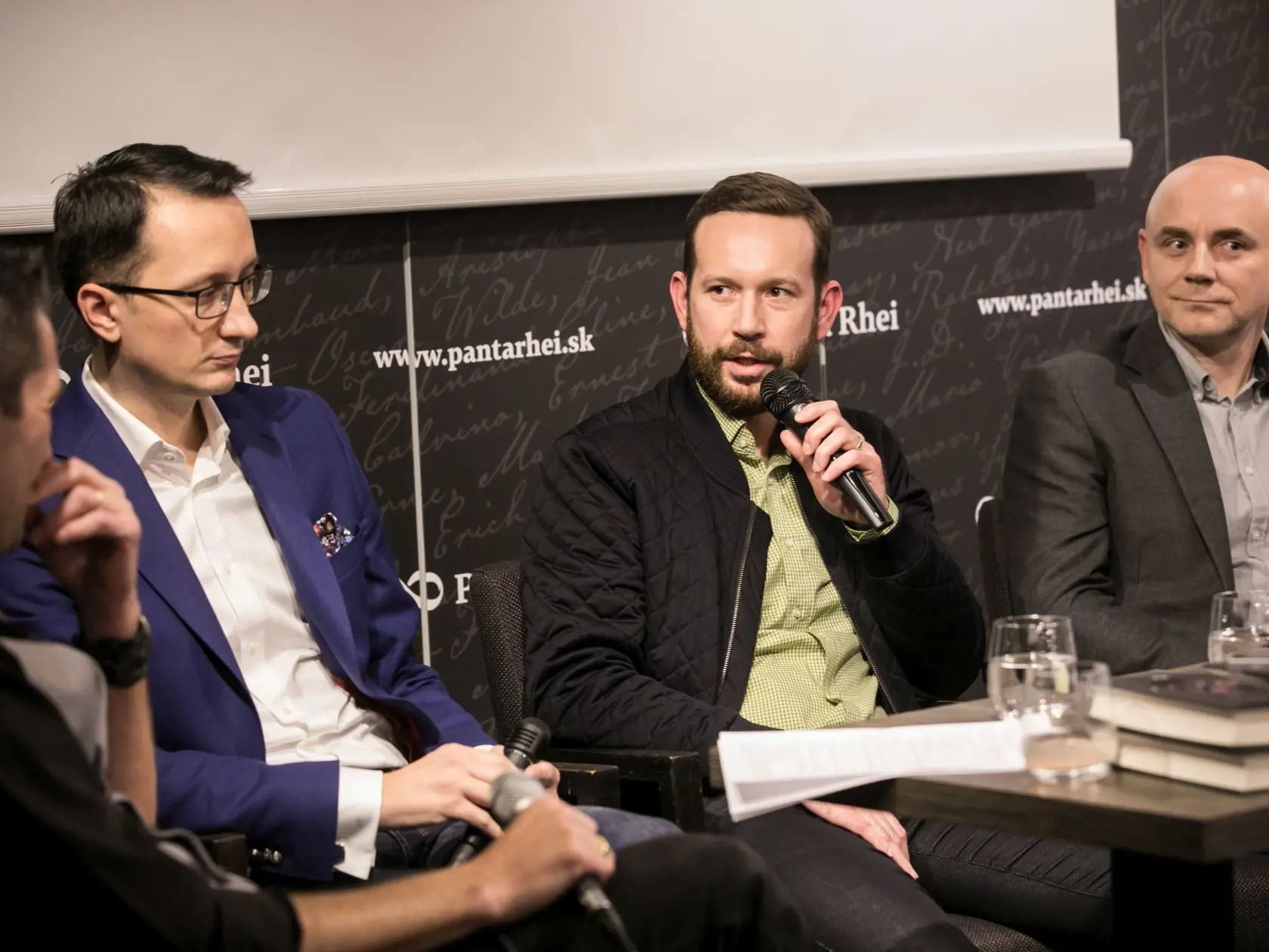 Spisovateľ Jozef Karika (40), autor kníh s mafiánskou tematikou či hororových príbehov, z ktorých doslova tuhne krv v žilách, sa už budúci rok v januári dočká filmového spracovania svojho knižného trháku Trhlina.