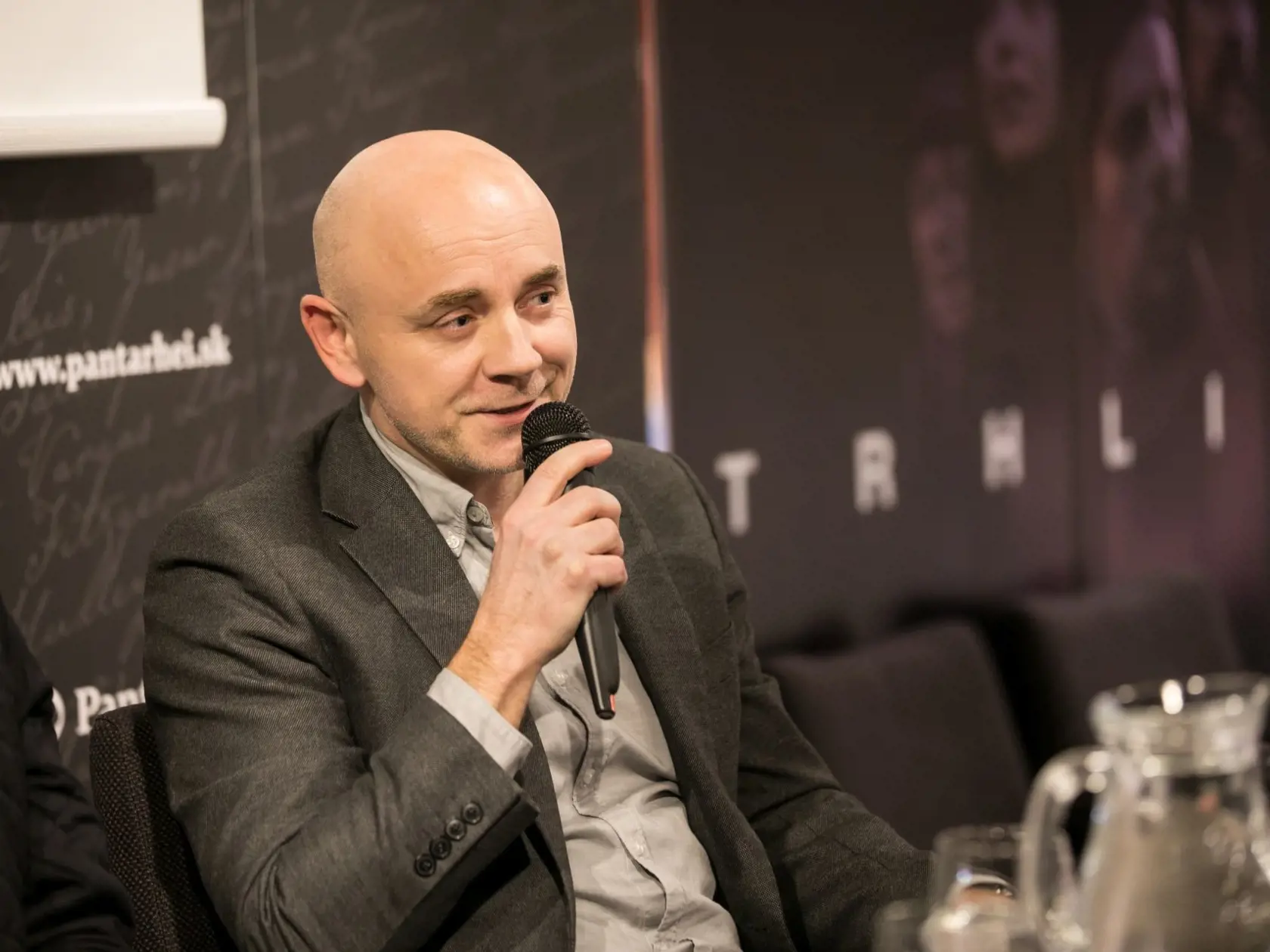 Spisovateľ Jozef Karika (40), autor kníh s mafiánskou tematikou či hororových príbehov, z ktorých doslova tuhne krv v žilách, sa už budúci rok v januári dočká filmového spracovania svojho knižného trháku Trhlina.