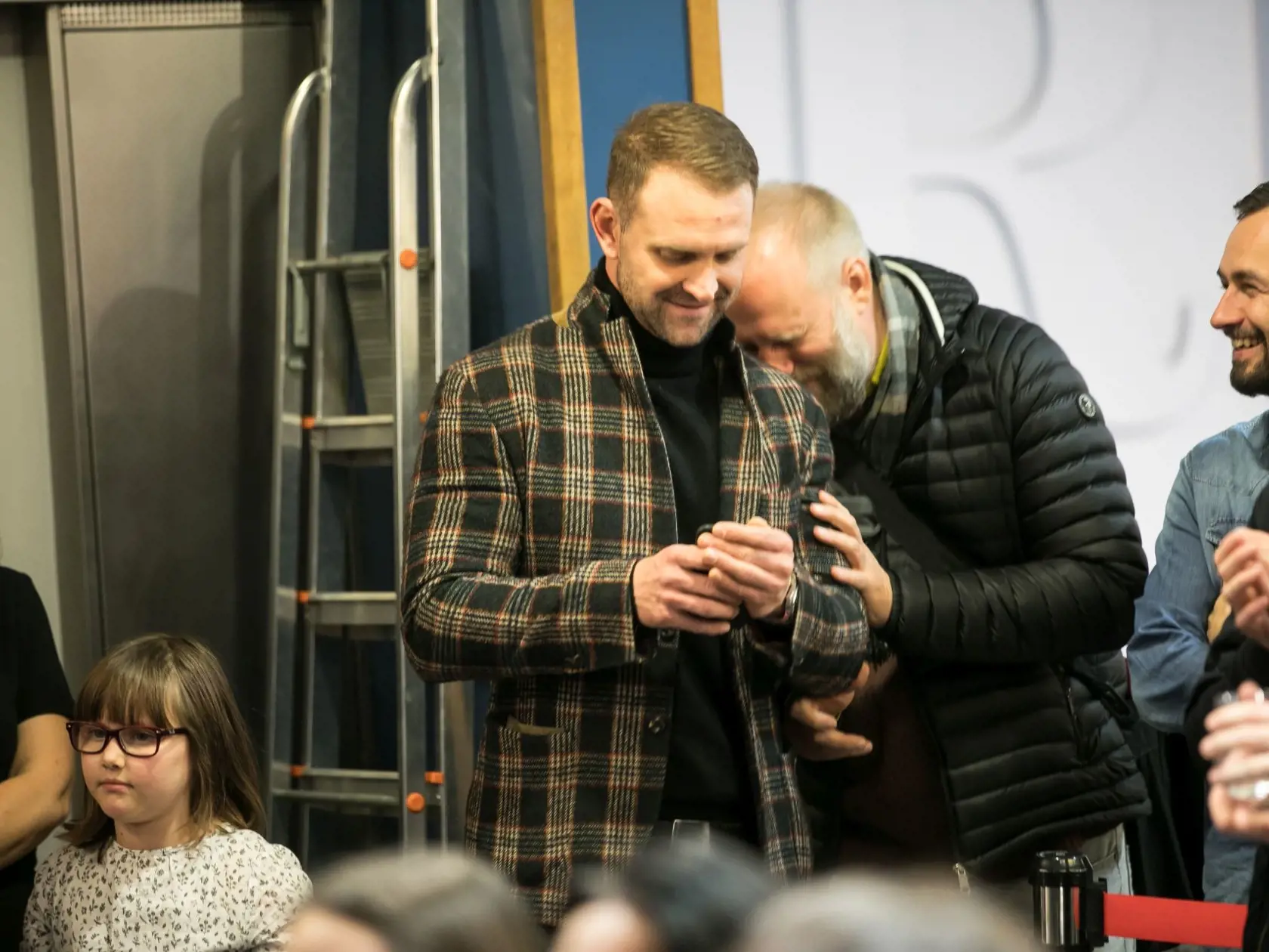 Spisovateľ Jozef Karika (40), autor kníh s mafiánskou tematikou či hororových príbehov, z ktorých doslova tuhne krv v žilách, sa už budúci rok v januári dočká filmového spracovania svojho knižného trháku Trhlina.