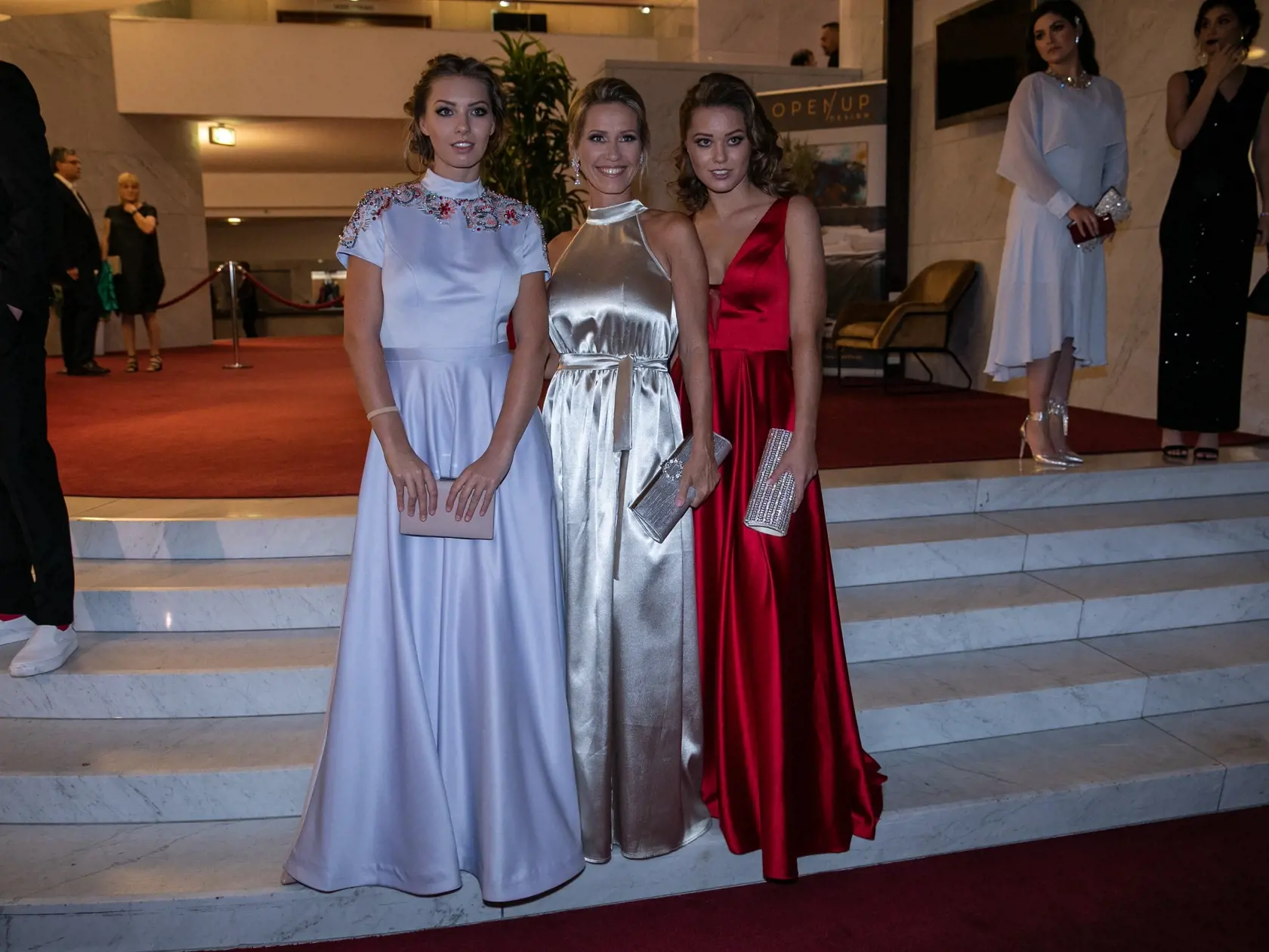 Príchody OTO 2019 na fotke Barkolová s dcérami