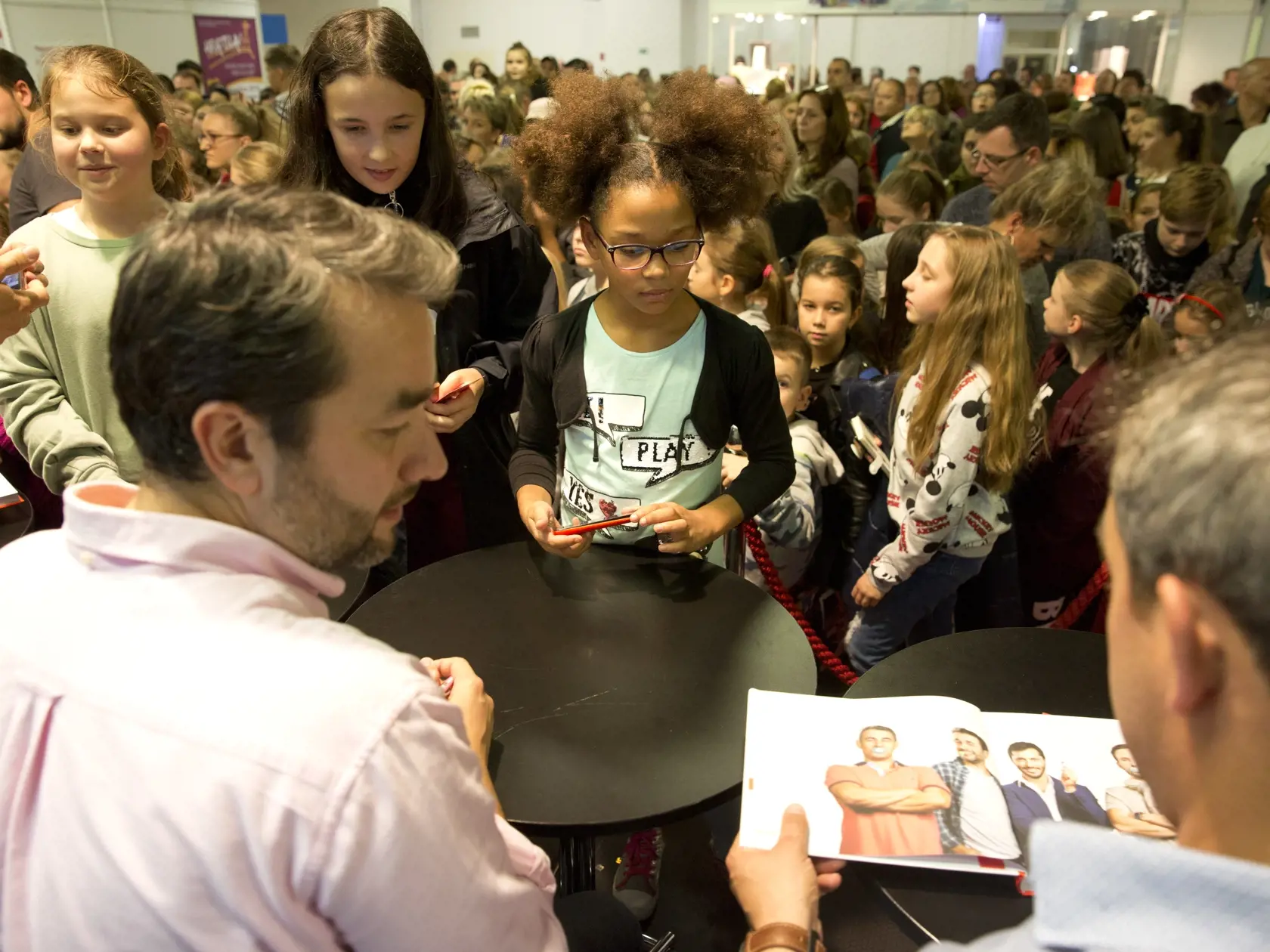 BIBLIOTEKA 2018, podpisová akcia k televíznemu seriálu Oteckovia