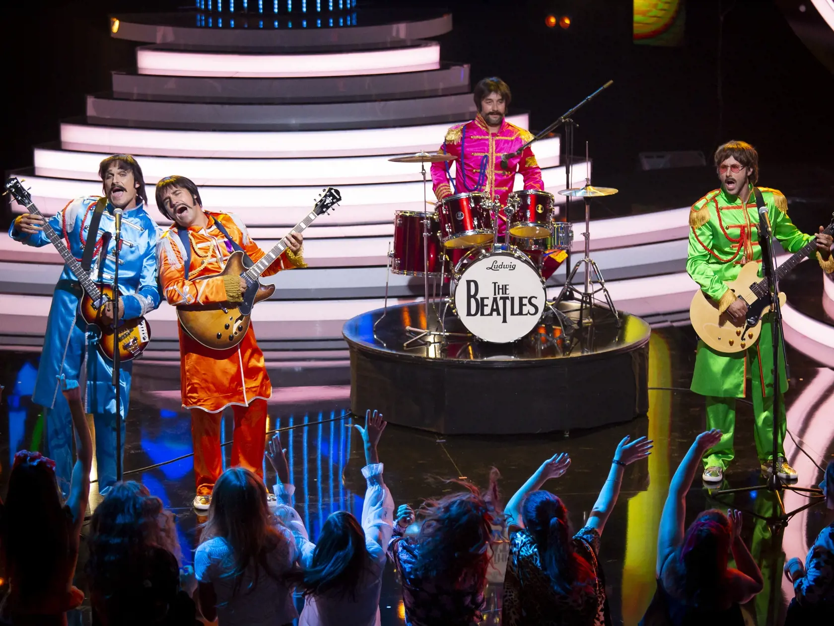 V závere 1. kola vystúpili herci z Oteckov, ktorí sa premenili na kapelu The Beatles.