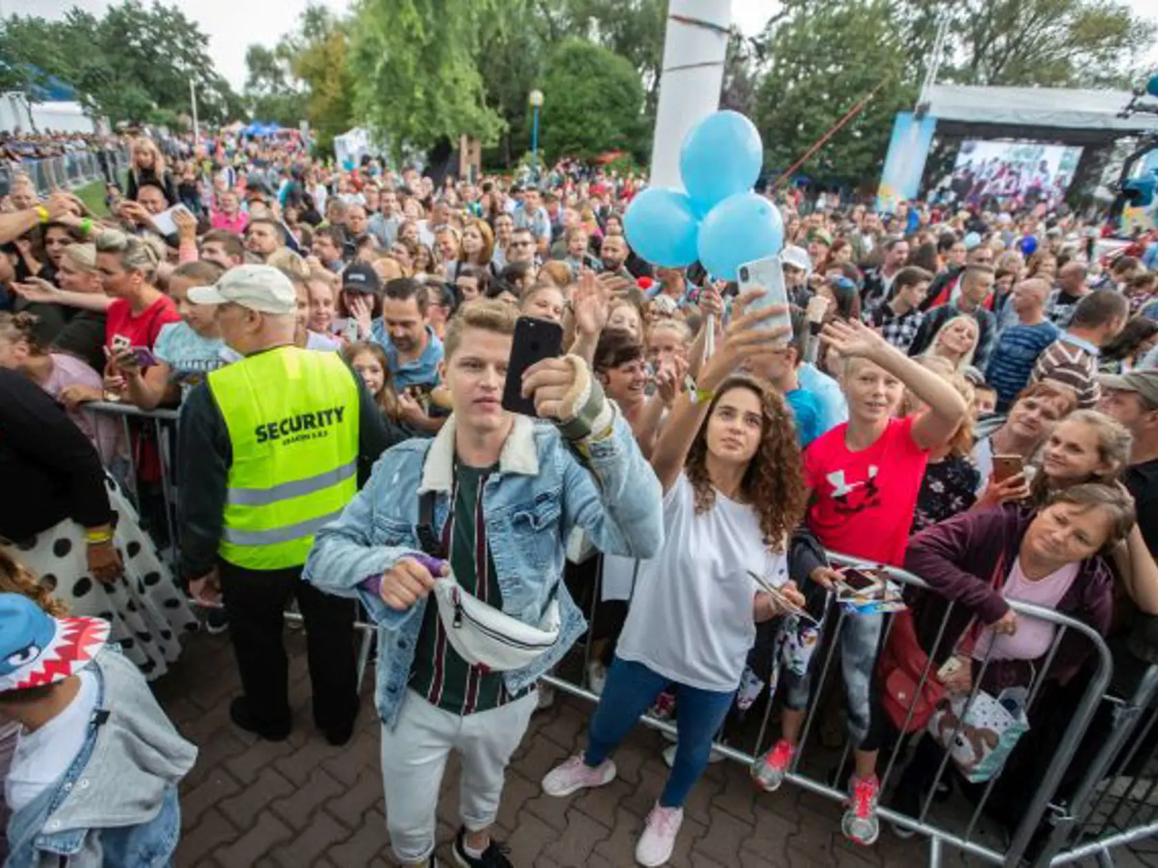 Fotku či podpis obľúbenej hviezdy mohli ich fanúšikovia získať počas Dňa otvorených dverí v žlto-modrej televízii.