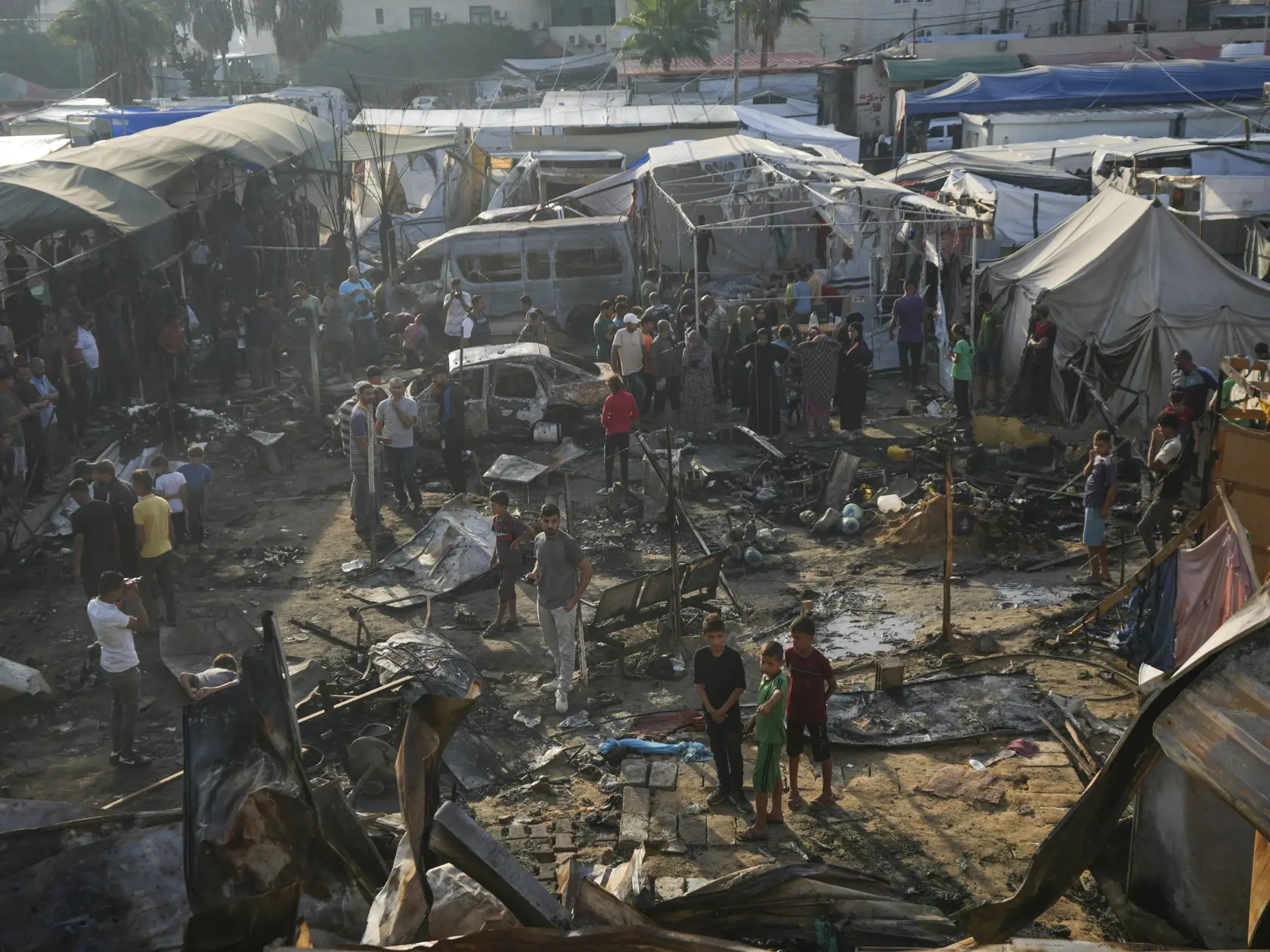 AZ5 Dajr al-Balah - Palestínčania sa pozerajú na škody, ktoré spôsobil požiar po vzdušnom útoku izraelskej armády, ktorý zasiahol stanový tábor na nádvorí nemocnice v meste Dajr al-Balah v Pásme Gazy v pondelok 14. októbra 2024. FOTO TASR/AP


Palestinians react to a fire after an Israeli strike hit a tent area in the courtyard of Al Aqsa Martyrs hospital in Deir al Balah, Gaza Strip, Monday, Oct. 14, 2024. (AP Photo/Abdel Kareem Hana)