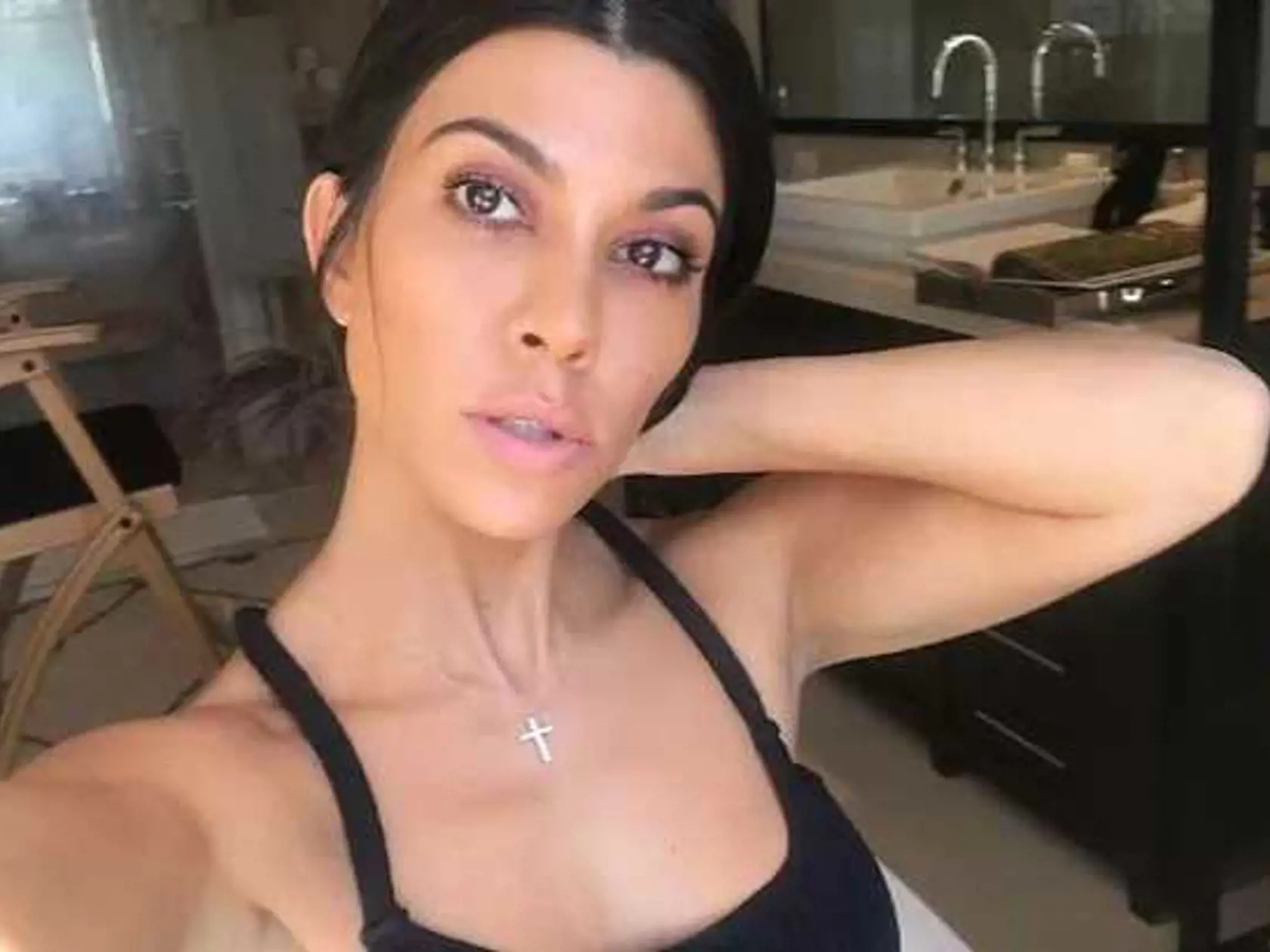 Kourtney Kardashian už po úpravách šikovných odborníkov.