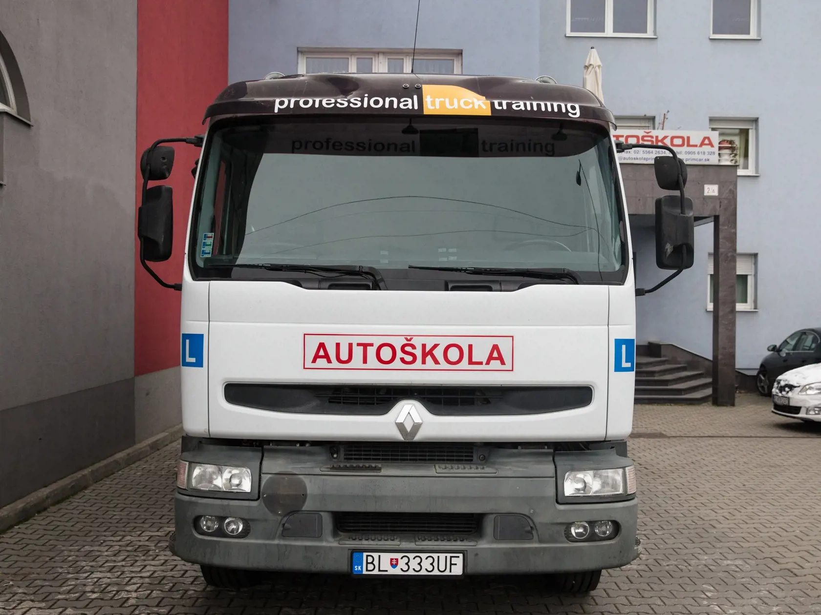 Na símke je predseda vlády SR počas jazdy v autoskole
