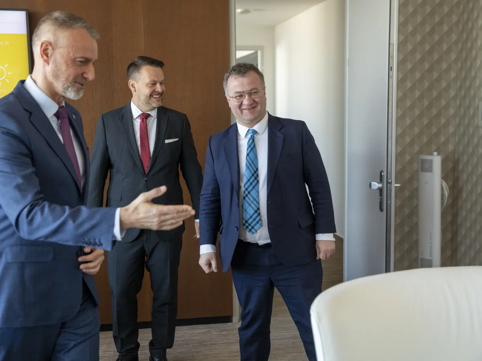 Na snimke je príchod nového ministra investícií, regionálneho rozvoja a informatizácie, MIRRI, Samuela Migaľa.
Úrad odovzdáva Richard Raši, 
Vpravo stojí tajomník Radomír Šalitroš