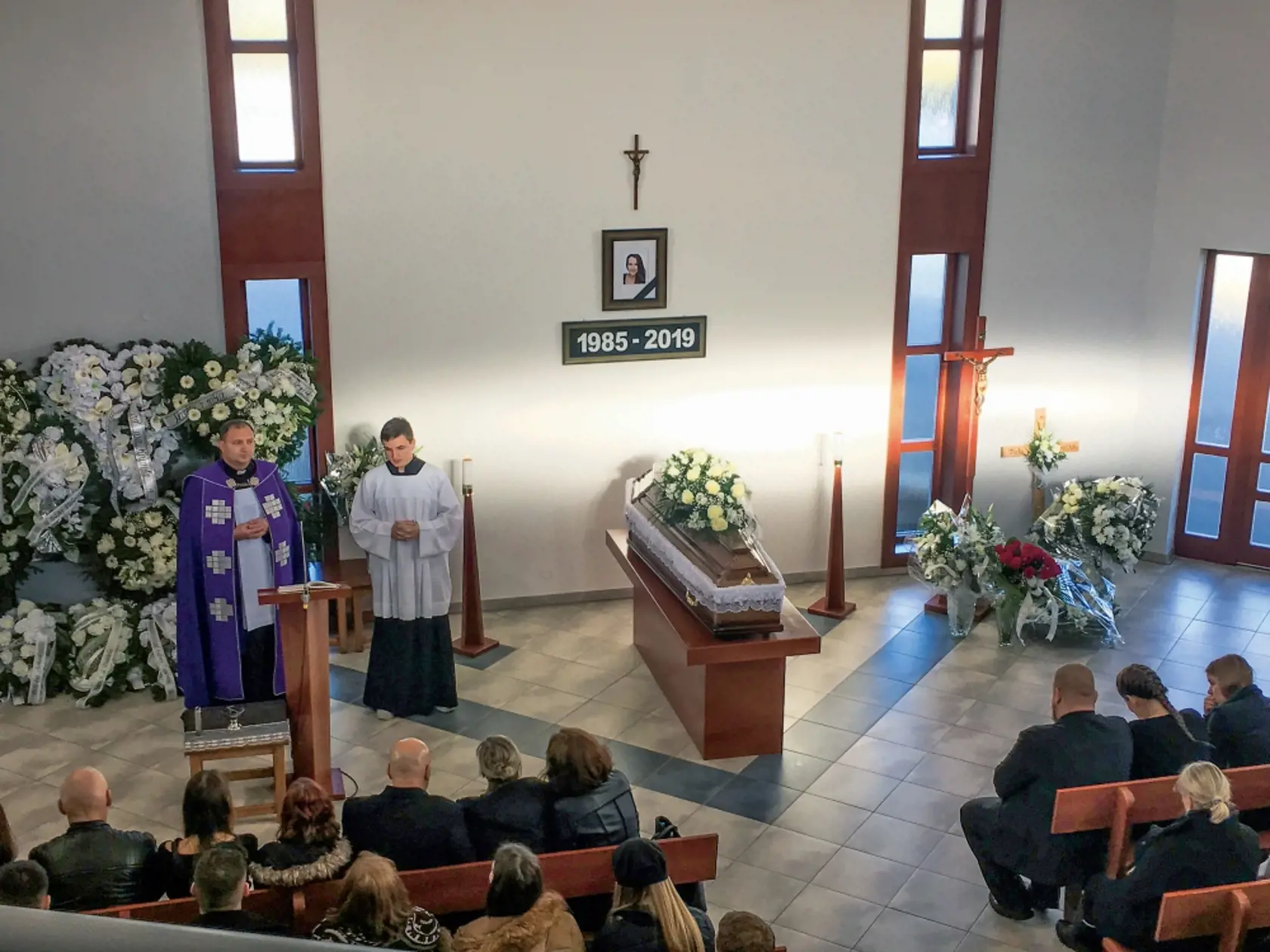 Violu pochovali skôr, než sa podarilo odhaliť jej vraha. To, čo sa naozaj stalo v areáli prístavu na brehu Dunaja, zostáva zatiaľ iba na úrovni dohadov.
