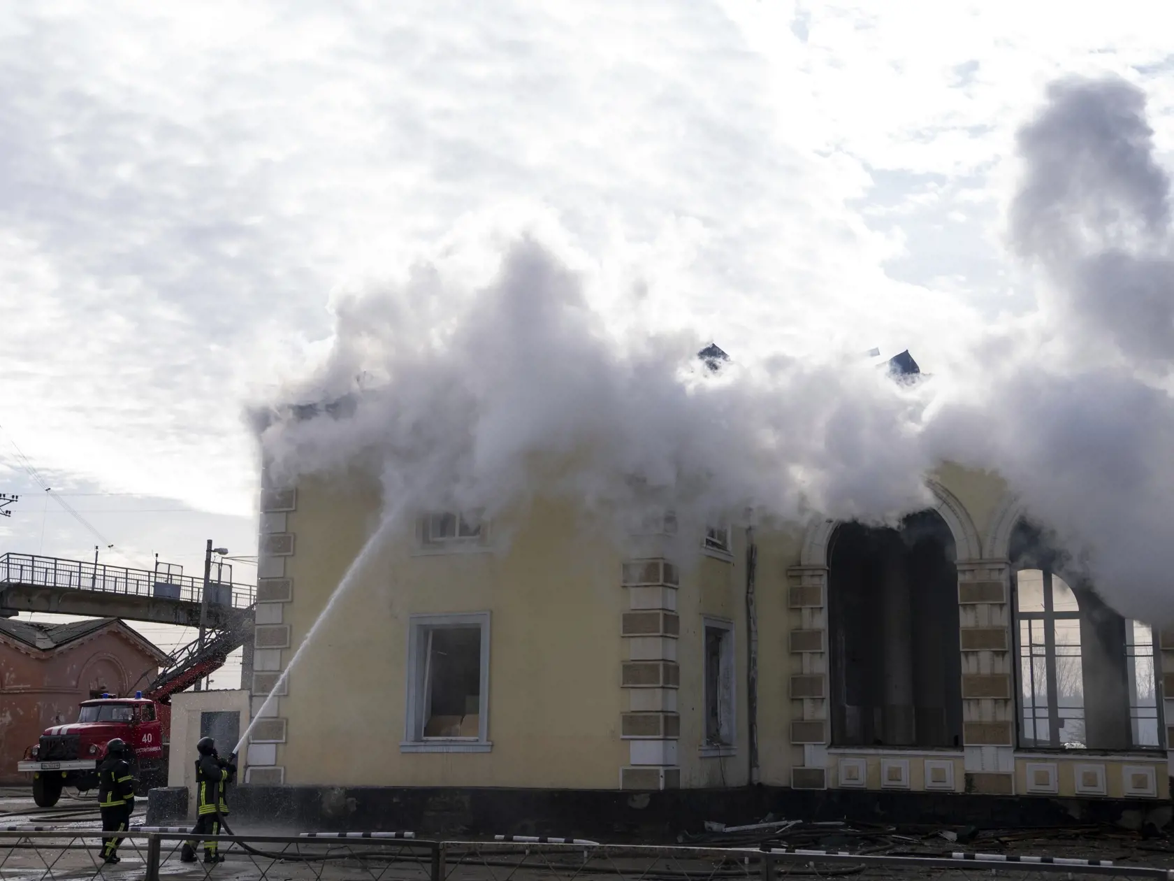 Hasiči hasia požiar na železničnej stanici po ruskom raketovom útoku v meste Kosťantynivka, v Doneckej oblasti 25. februára 2024.