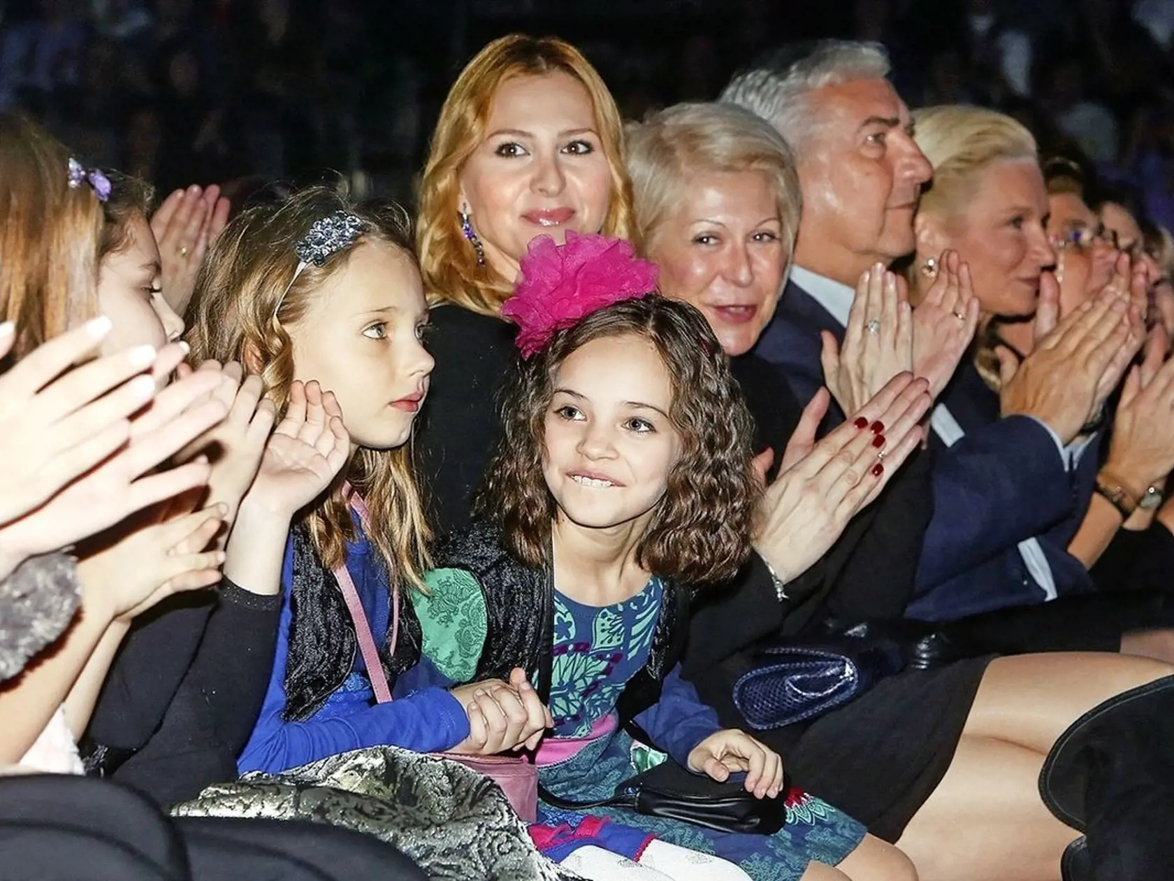 Jeho najmladšie dcéry Charlotte Ella (8) a Nelly Sofia (6) v hľadisku.