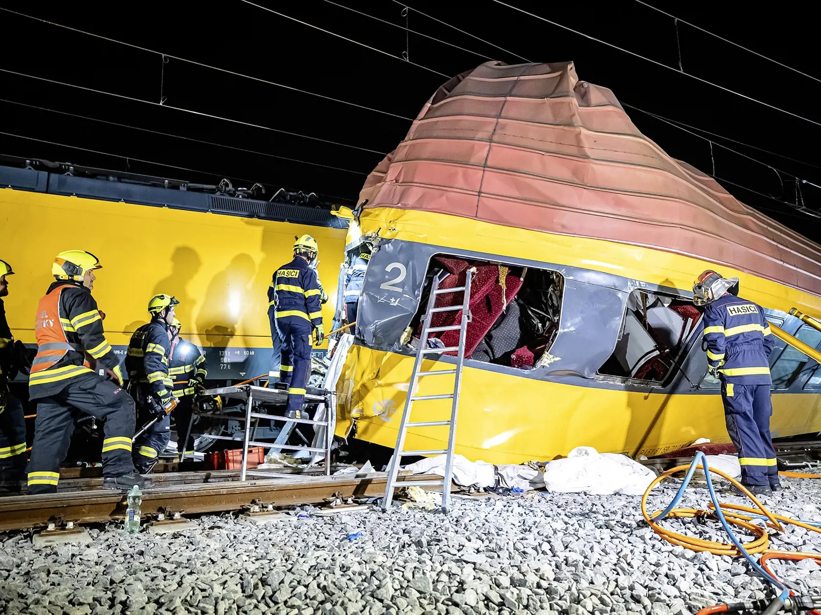 Fatálny kolaps. Po zrážke osobného a nákladného vlaku zomreli začiatkom júna v českých Pardubiciach štyri cestujúce, z toho dve Slovenky.