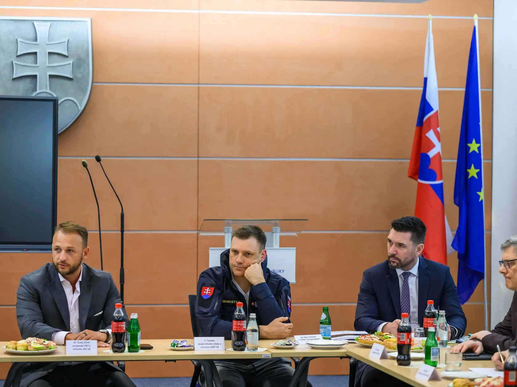Na snímke uprostred zľava predseda Ústredného krízového štábu (ÚKŠ) a minister vnútra SR Matúš Šutaj Eštok (Hlas-SD), podpredseda vlády a minister životného prostredia SR Tomáš Taraba (nominant SNS), minister pôdohospodárstva a rozvoja vidieka SR Richard Takáč (Smer-SD) a minister spravodlivosti SR Boris Susko (Smer-SD) počas zasadania Ústredného krízového štábu z dôvodu vyhlásenia mimoriadnej situácie v súvislosti s nákazou slintačky a krívačky na celom území SR v Bratislave 25. marca 2025. FOTO TASR - Jaroslav Novák