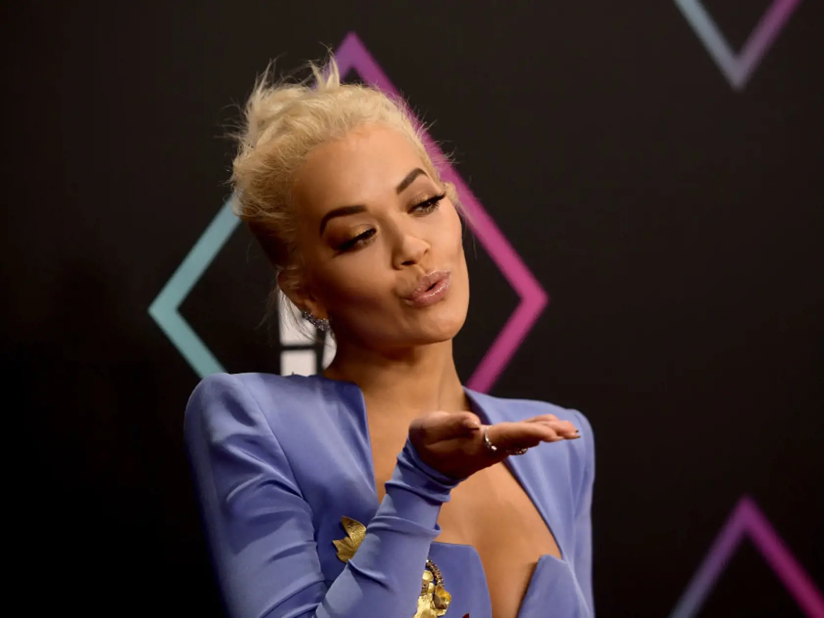 SANTA MONICA, CA - NOVEMBER 11:  Rita Ora attends the People's Choice Awards 2018 at Barker Hangar on November 11, 2018 in Santa Monica, California.  (Photo by Matt Winkelmeyer/Getty Images)