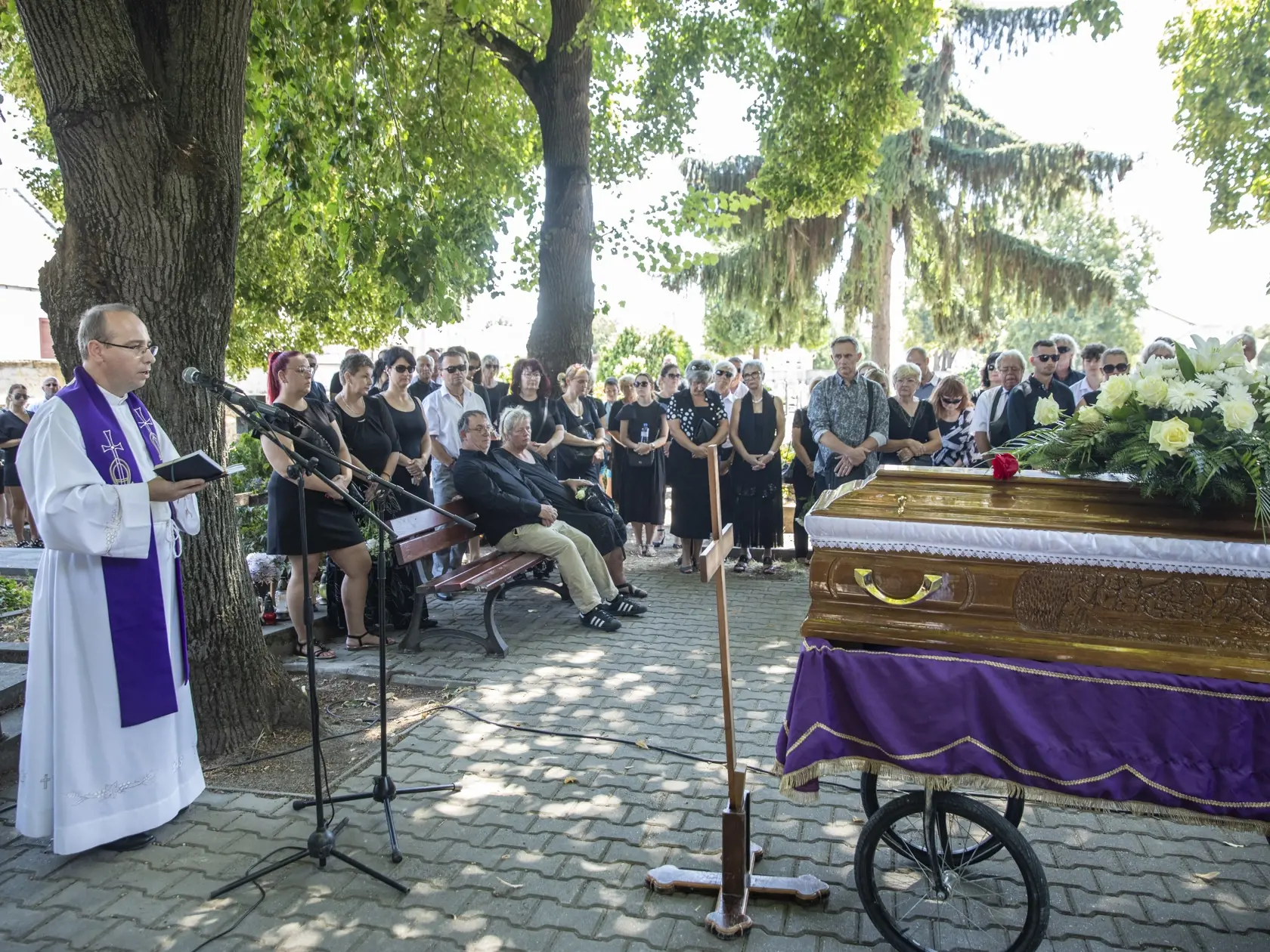 Na snímke je pohreb mladej ženy v Štúrove. Hádzanárke Cyntii, ktorú našli zabalenú v igelite, dnes povedali posledné zbohom.