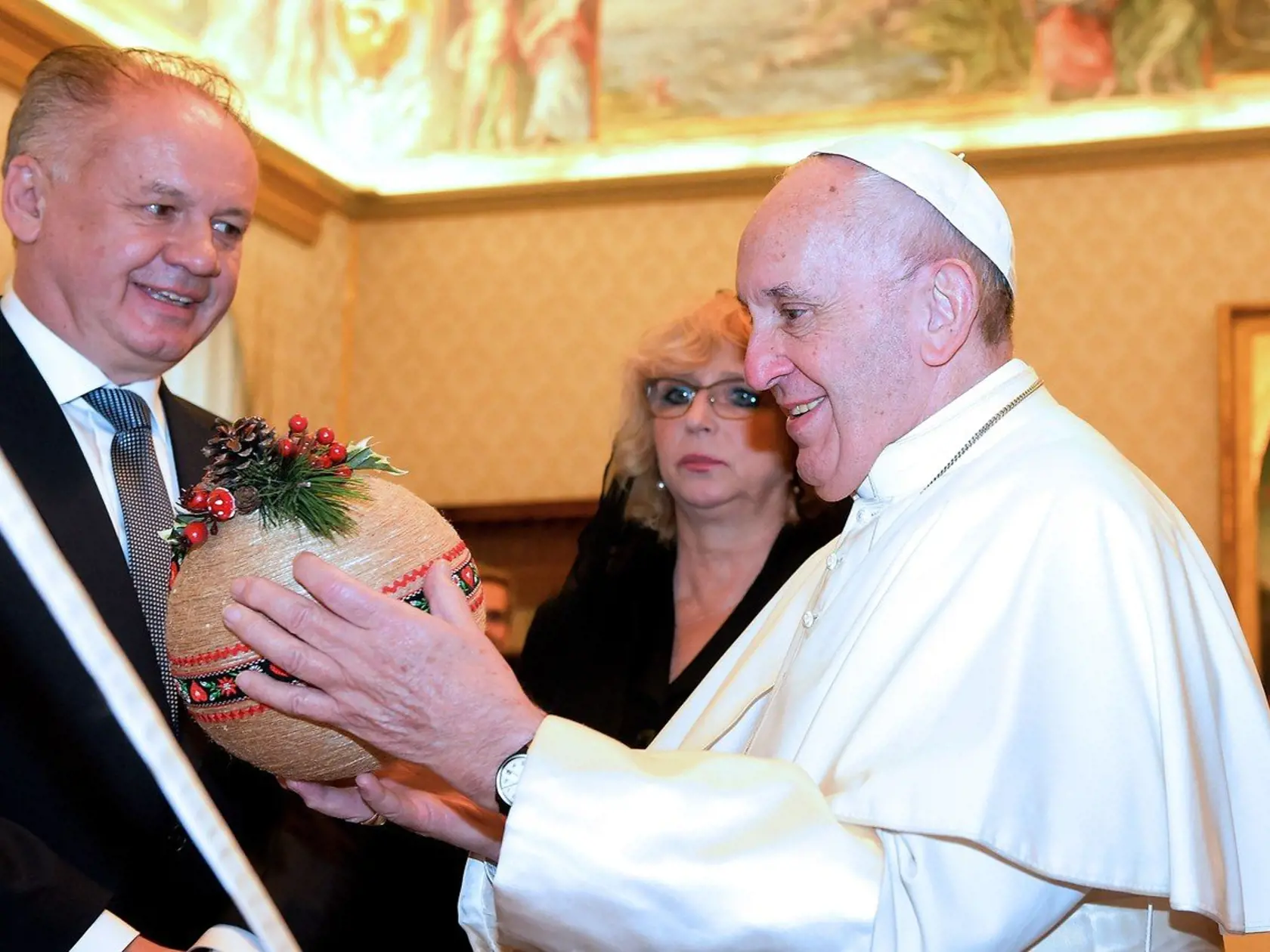 Na snímke prezident SR Andrej Kiska a pápež František si podávajú ruky počas súkromnej audiencie vo Vatikáne 14. decembra 2018.