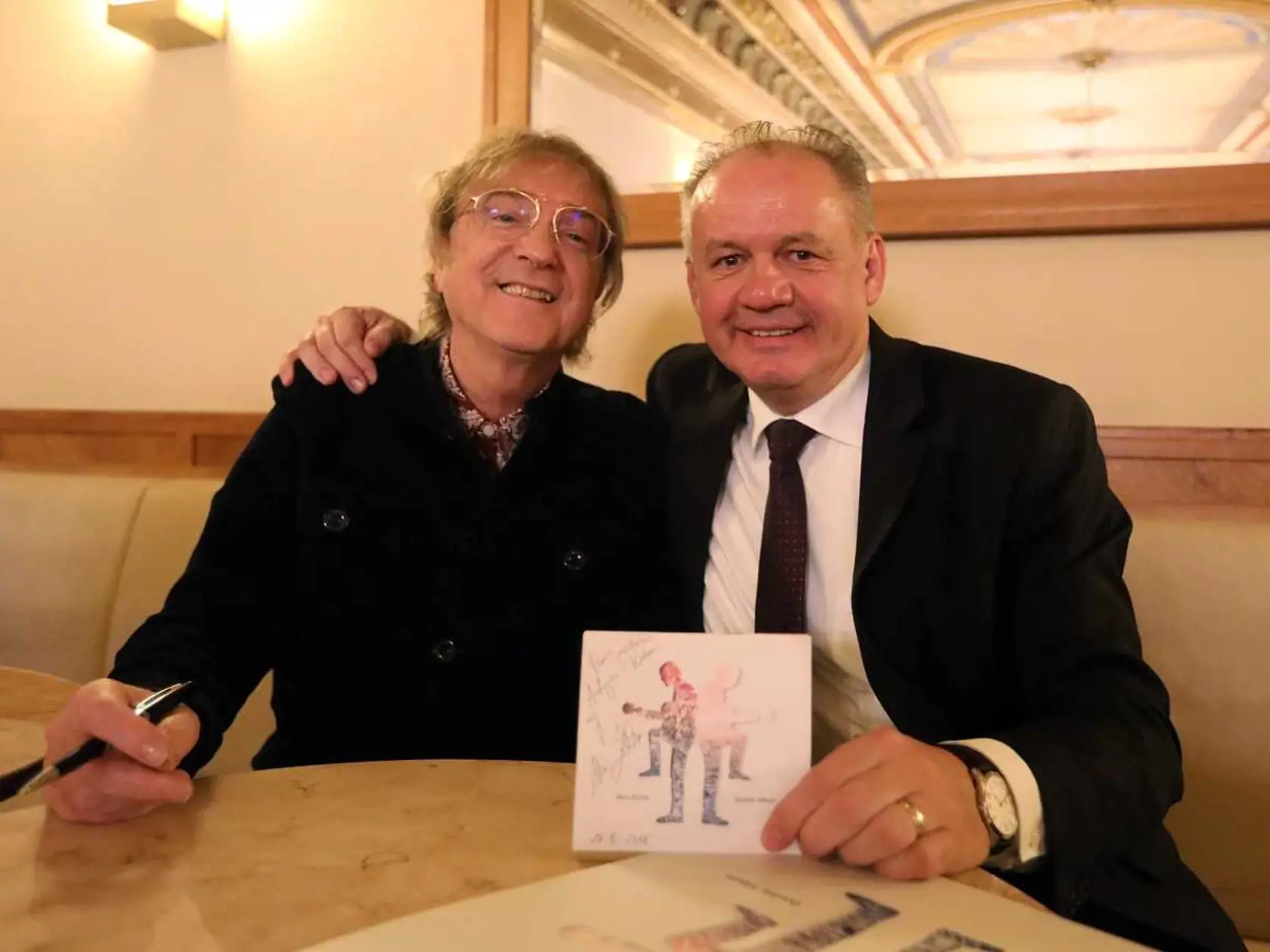Prezident Kiska sa počas svojej návštevy Prahy pri stom výročí založenia Československej republiky stretol aj s Miroslavom Žbirkom, ktorého piesne majú o čosi jemnejší nádych. Hlava štátu nám dokonca prezradila, že piesne od Mekyho rád spieva a hrá na gitare.