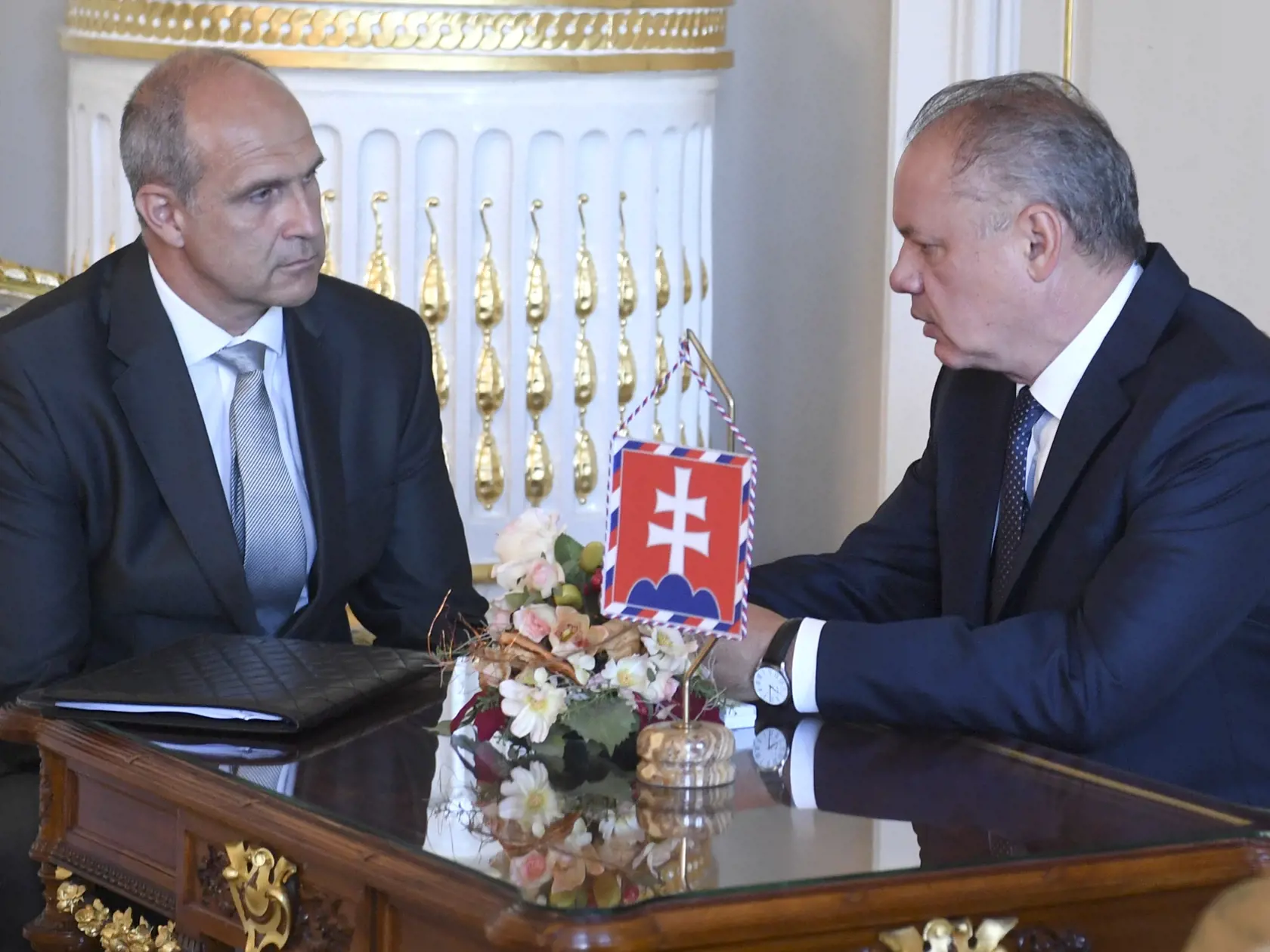 Na snímke prezident SR Andrej Kiska a prezident Policajného zboru SR Milan Lučanský počas stretnutia v Prezidentskom paláci.