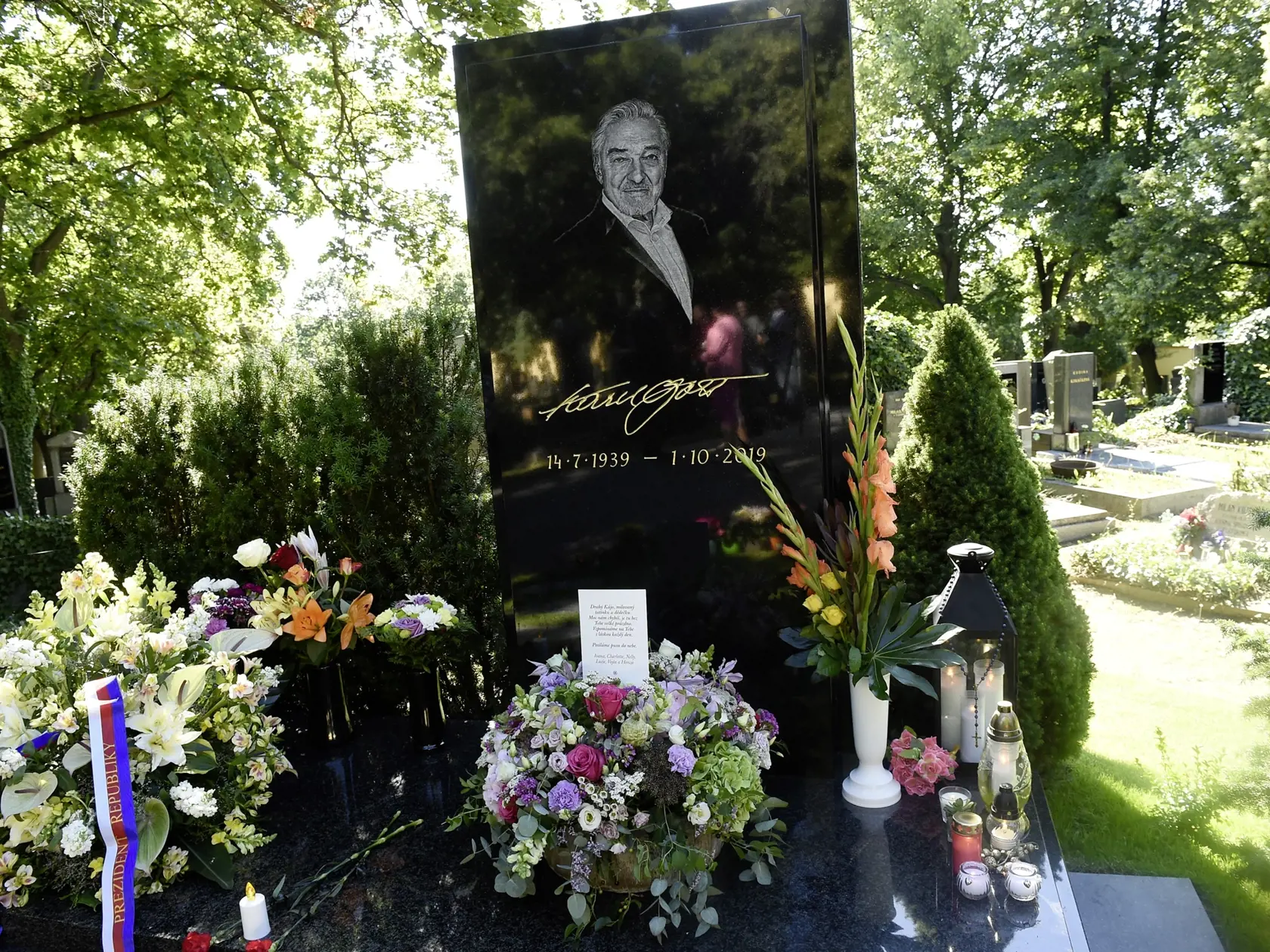 Na pomníku legendárneho speváka sa nachádza srdcervúci odkaz.