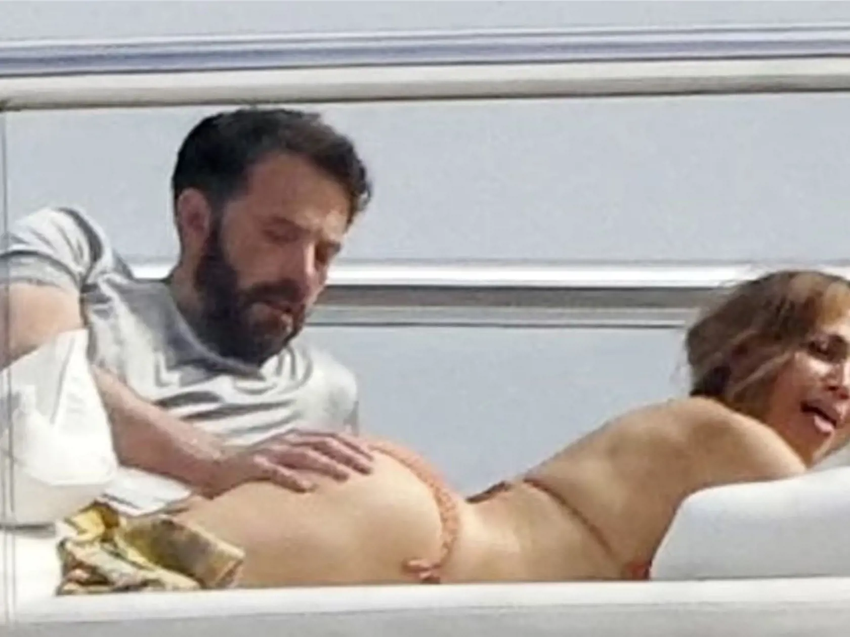 Jennifer a Ben predviedli na jachte tú pravú vášnivú romantiku, keď sa aj pred objektívmi paparacov vášnivo bozkávali, váľali sa spolu na lehátku a zamilovaný Ben si neodpustil ani ruku šmátralku, ktorou nežne hladil zadok svojej partnerke Jennifer.