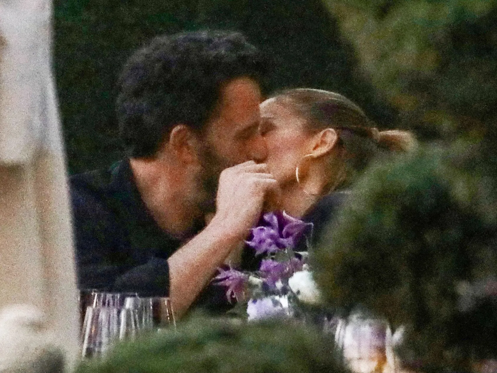 PRICHYTENÍ Zaľúbencov nachytali paparazzovia na romantickej večeri. Nešetrili bozkmi a nežnosťami.