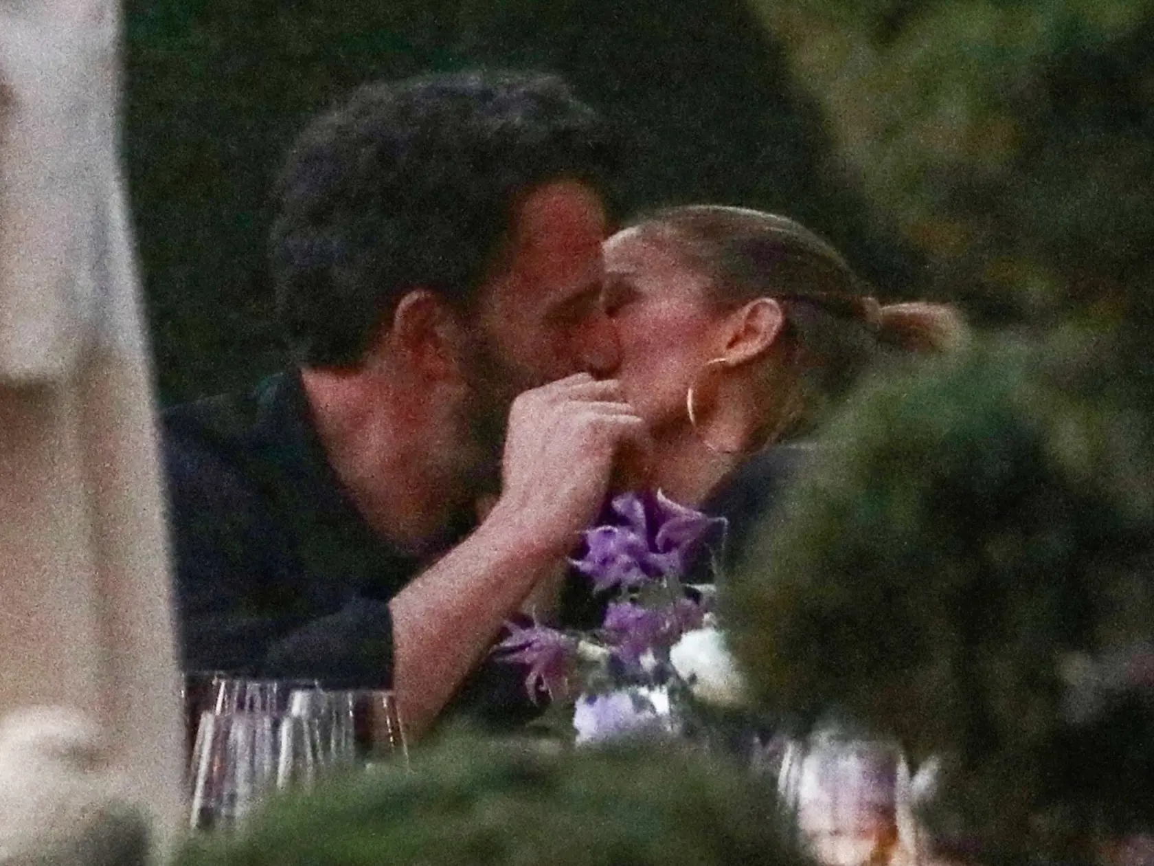 Počas romantickej večere v Malibu ich totiž nasnímali fotografi ako si priamo pri večeri prejavujú nežnosti, šepkajú do ucha, objímajú sa a vášnivo bozkávajú.