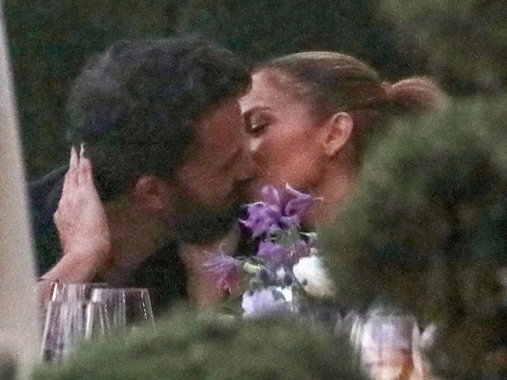 Počas romantickej večere v Malibu ich totiž nasnímali fotografi ako si priamo pri večeri prejavujú nežnosti, šepkajú do ucha, objímajú sa a vášnivo bozkávajú.
