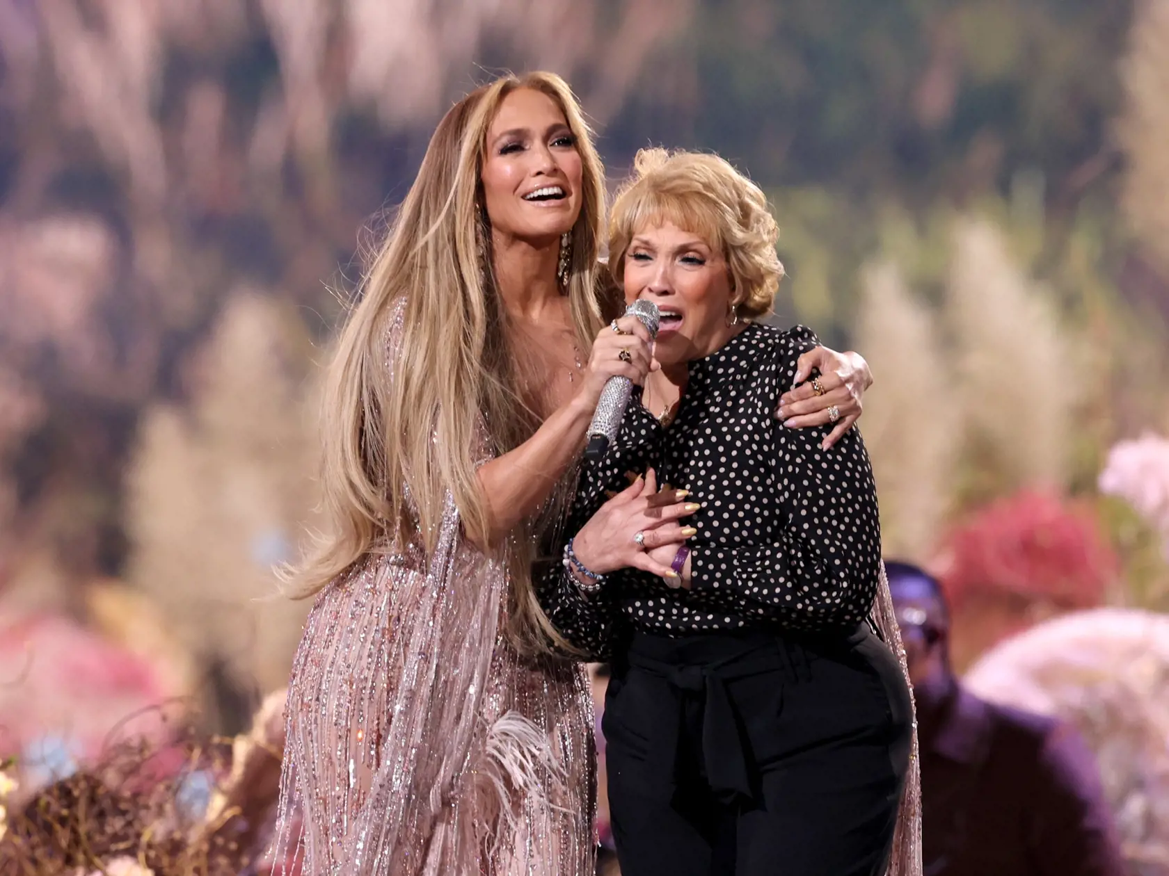 Jennifer Lopez vystúpila na charitatívnej akcii Vax LIVE so svojou maminkou, 75-ročnou Guadalupe Rodrigez.