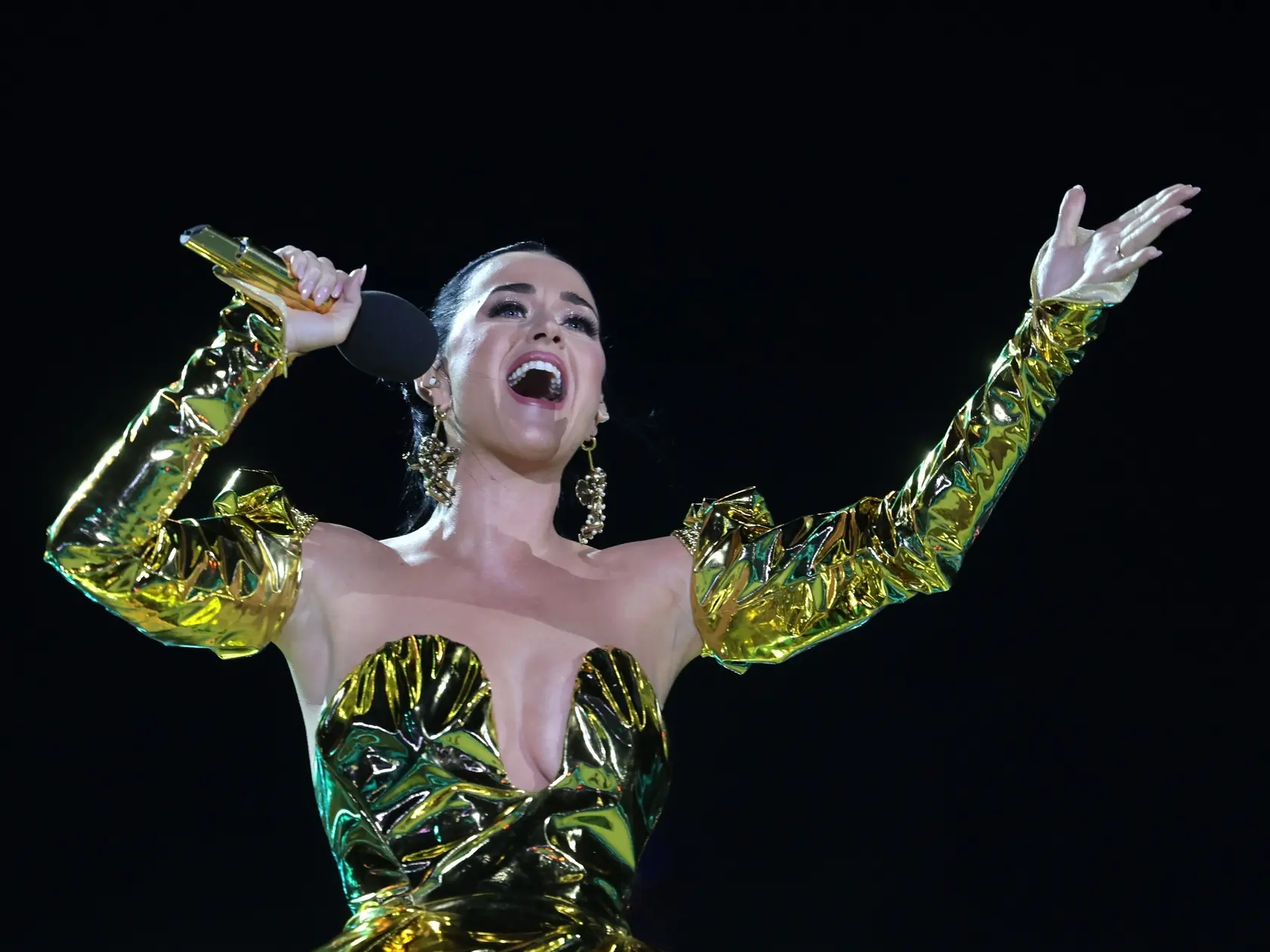 Katy Perry si vystúpenie pred publikom užíva.