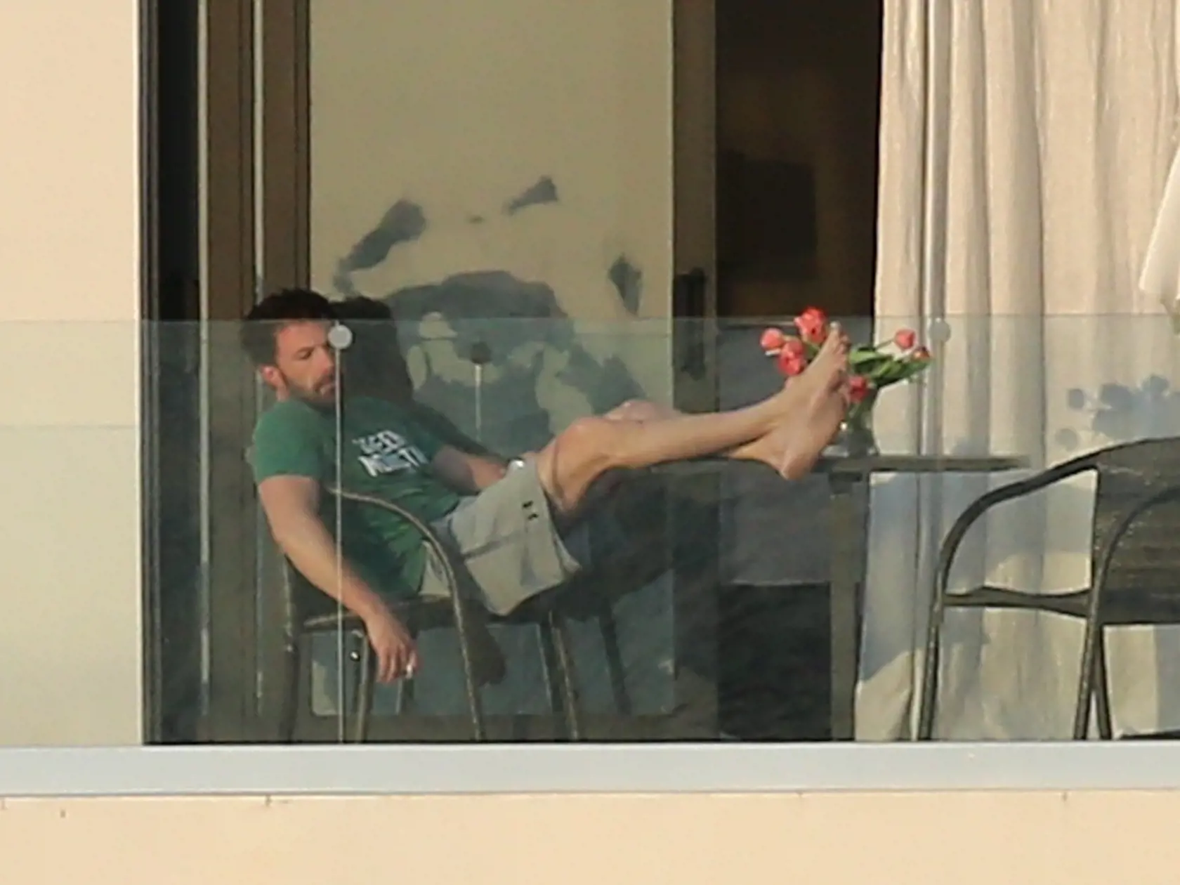 Affleck zaspal na balkóne.