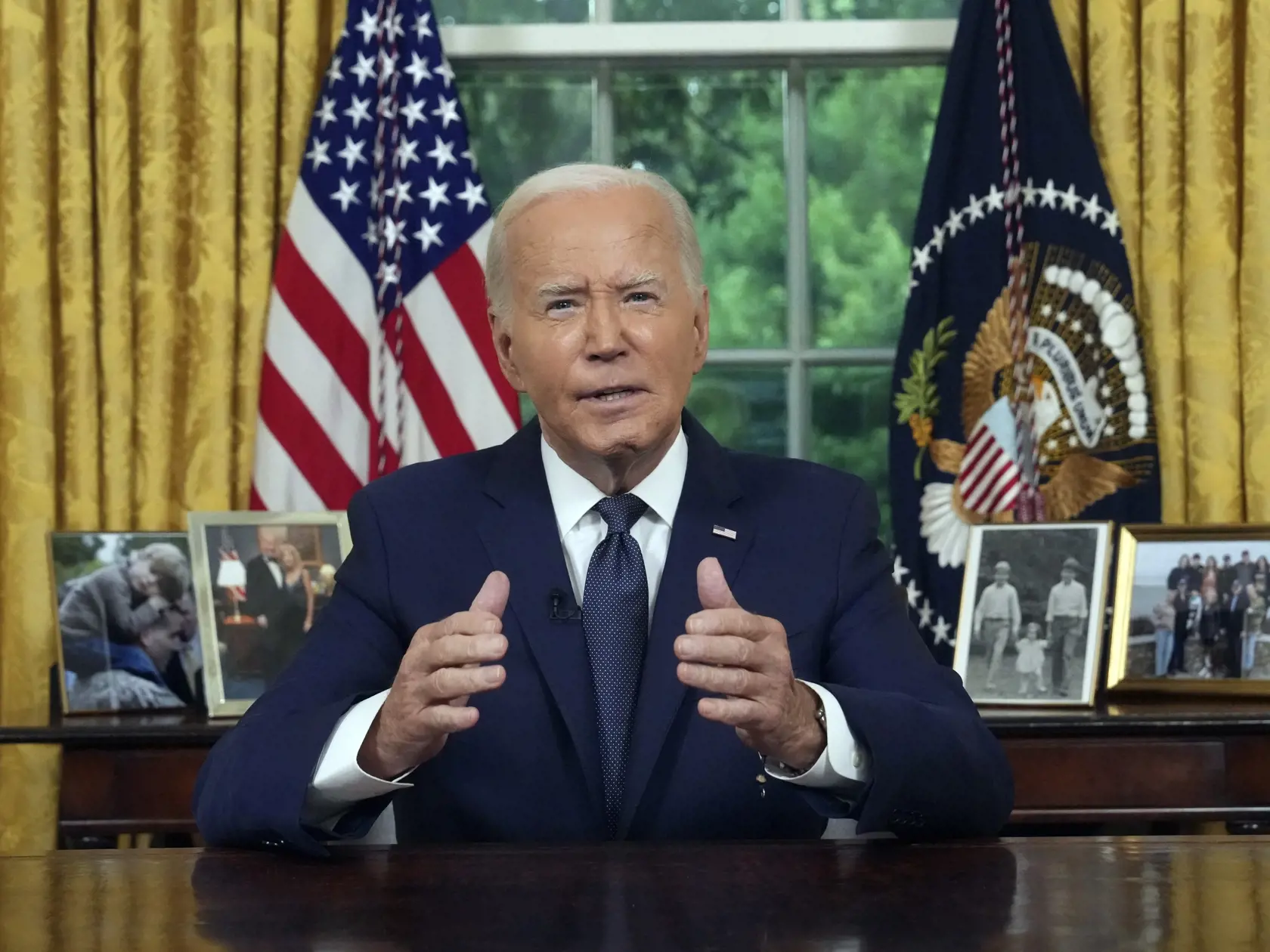 Na archívnej snímke zo 14. júla 2024 americký prezident Joe Biden vystupuje s príhovorom k národu z Oválnej pracovne Bieleho domu vo Washingtone v nedeľu 14. júla 2024 po atentáte na republikánskeho prezidentského kandidáta a bývalého amerického prezidenta Donalda Trumpa na predvolebnom mítingu v Pensylvánii. Prezident Joe Biden sa v stredu 24. júla vystúpi v Oválnej pracovni s príhovorom k národu po odstúpení z boja o Biely dom.