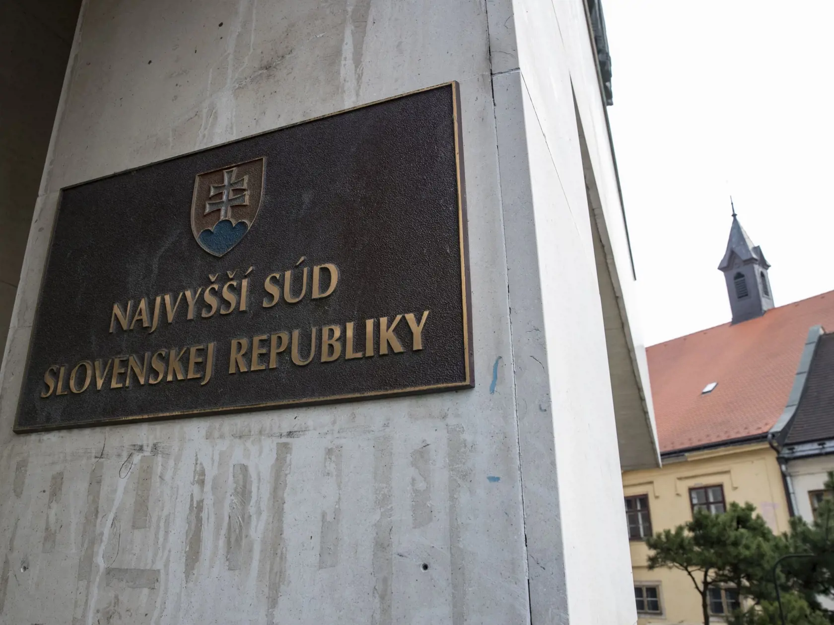 Na snimke je budova najvyssieho sudu Slovenskej republiky na Zupnom namesti v Bratislave.