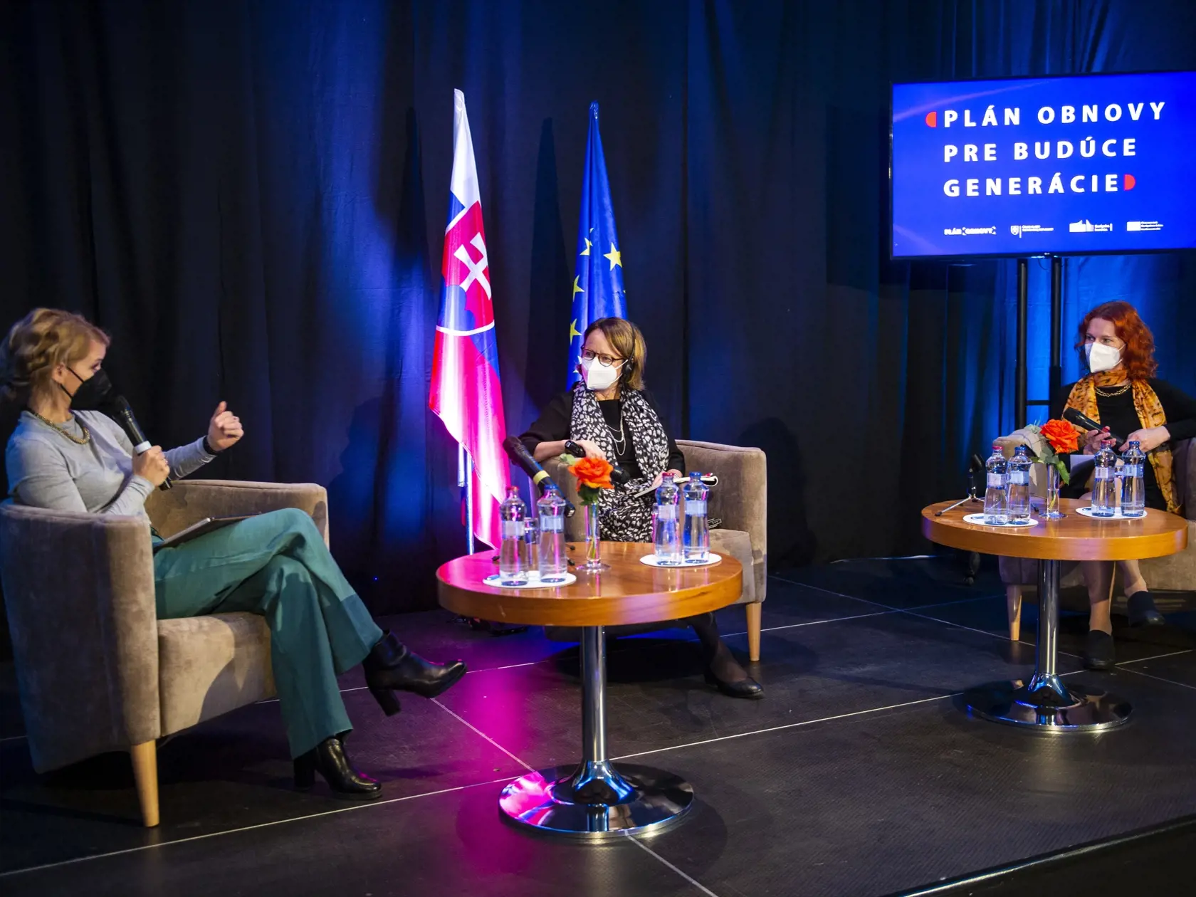 Na snímke zľava moderátorka Zuzana Kovačič Hanzelová, generálna riaditeľka Pracovnej skupiny Európskej komisie na podporu obnovy a odolnosti Céline Gauerová a generálna riaditeľka sekcie plánu obnovy Úradu vlády SR Lívia Vašáková počas tlačovej konferencie ku Konferencii Plán obnovy pre budúce generácie 11. novembra 2021 v Bratislave.